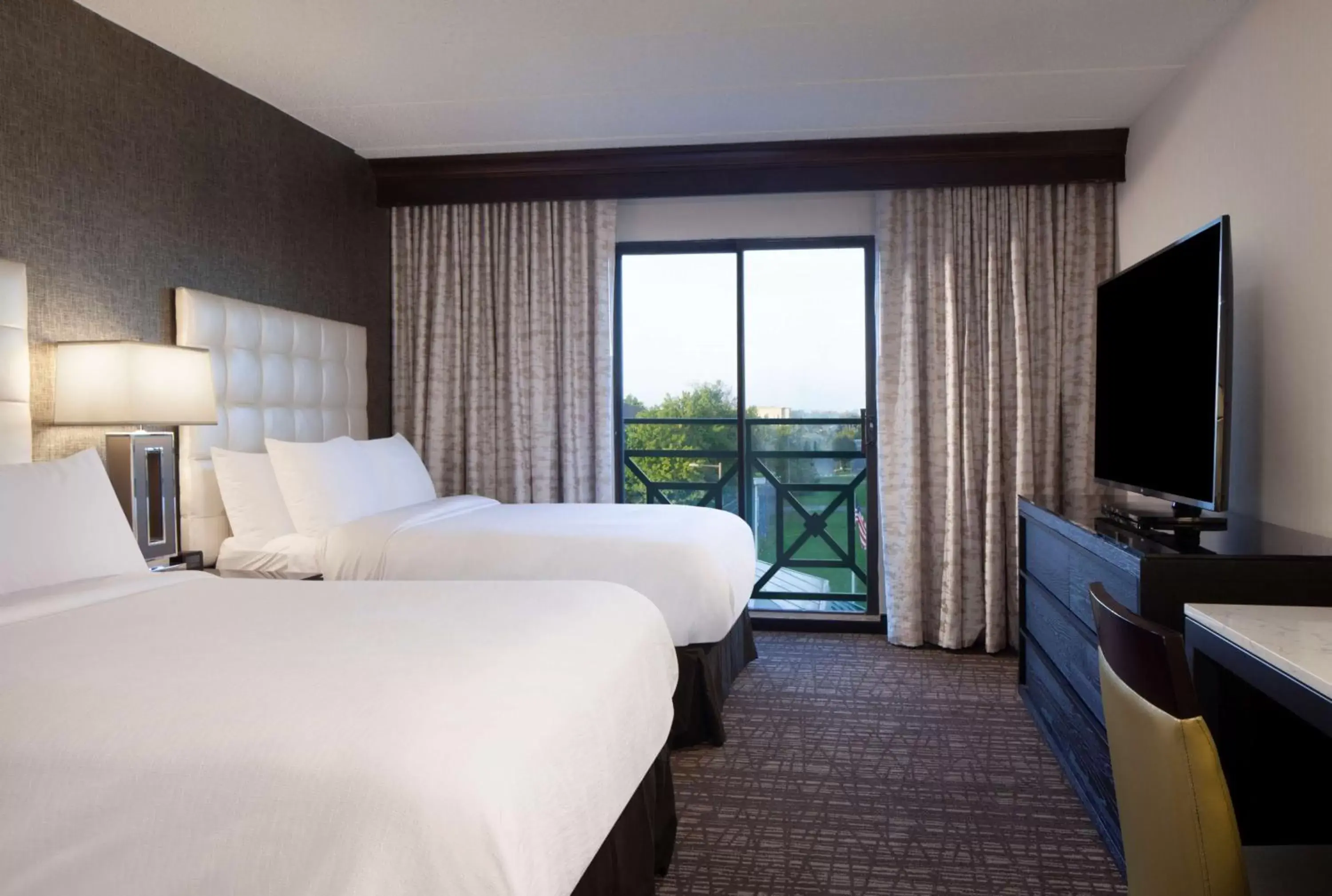 Bedroom in Embassy Suites by Hilton Philadelphia Airport