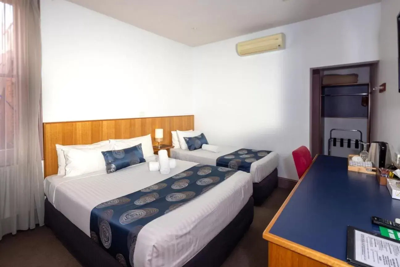 Bedroom, Bed in Central Hotel Hobart