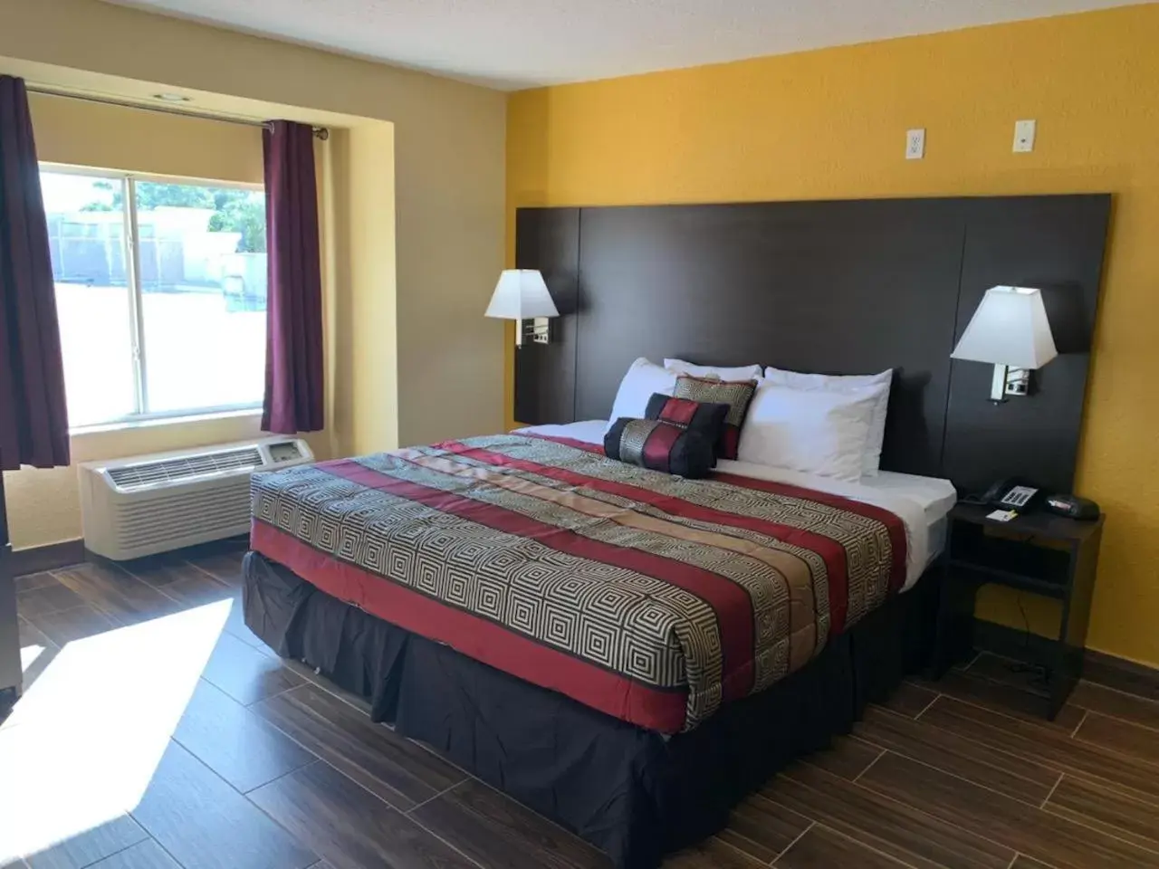 Bedroom, Bed in Days Inn & Suites by Wyndham Tampa/Raymond James Stadium