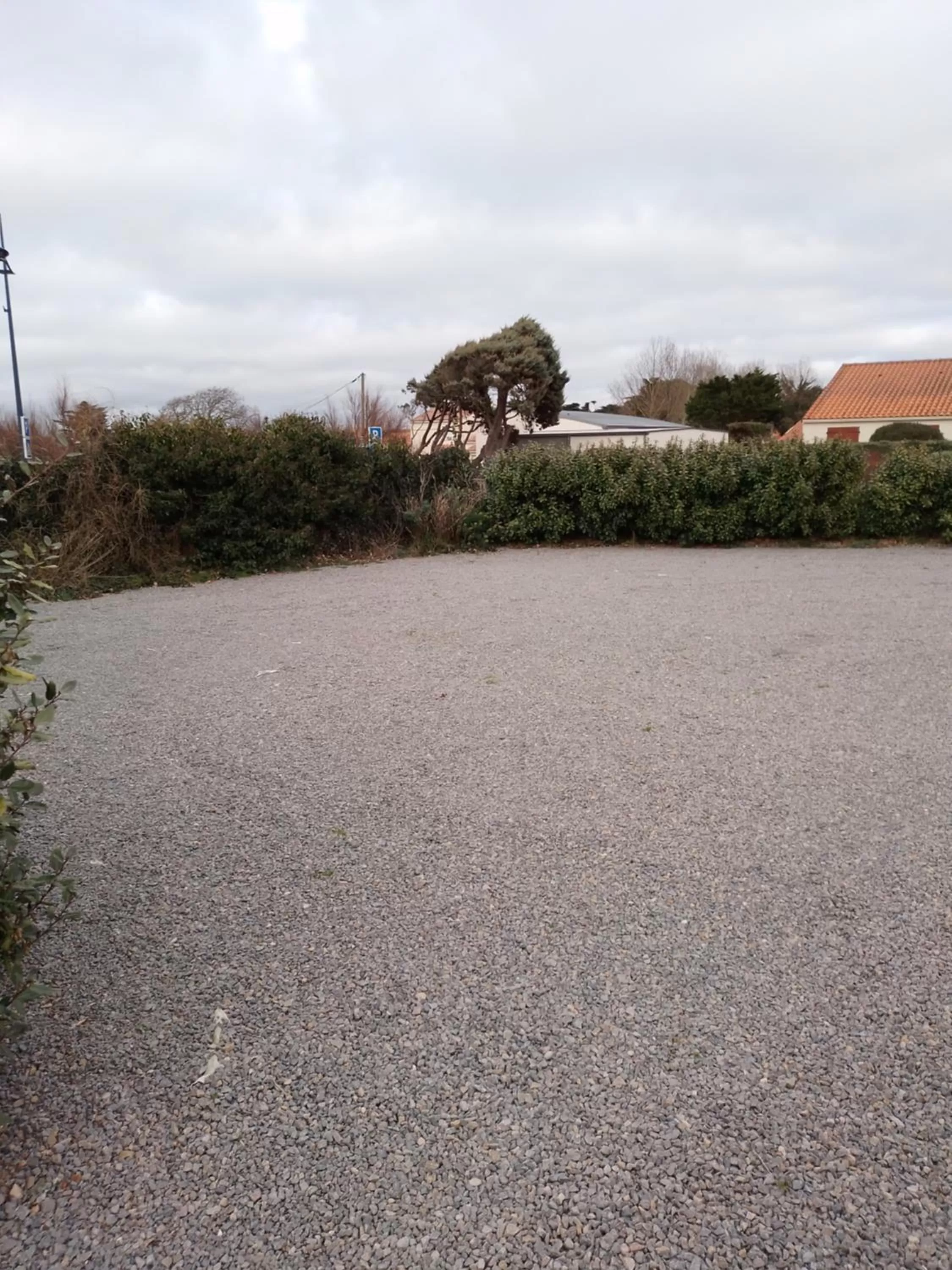 Parking in la pêcherie bord de mer