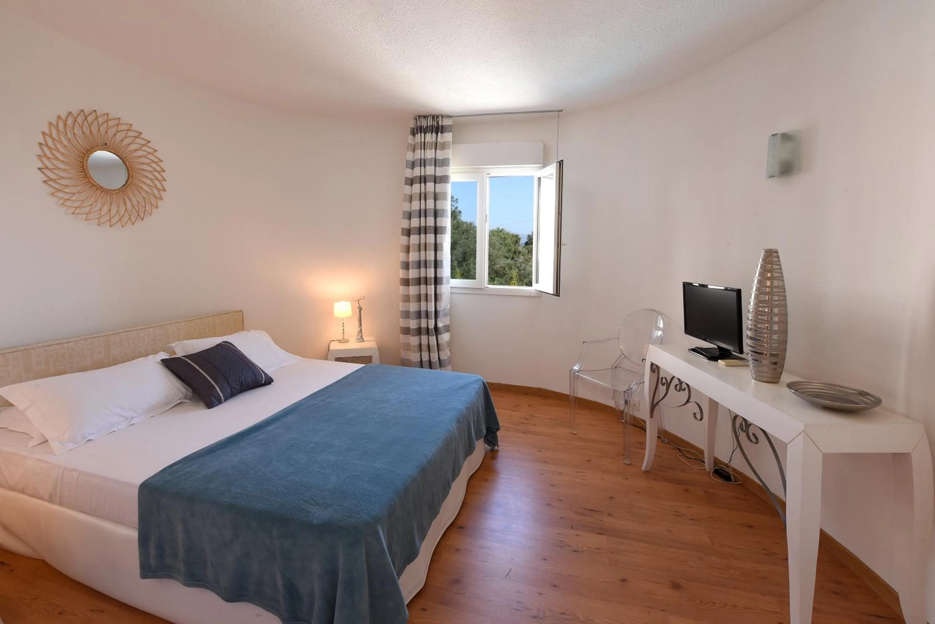 Staff, Bed in Hotel Le Tilbury