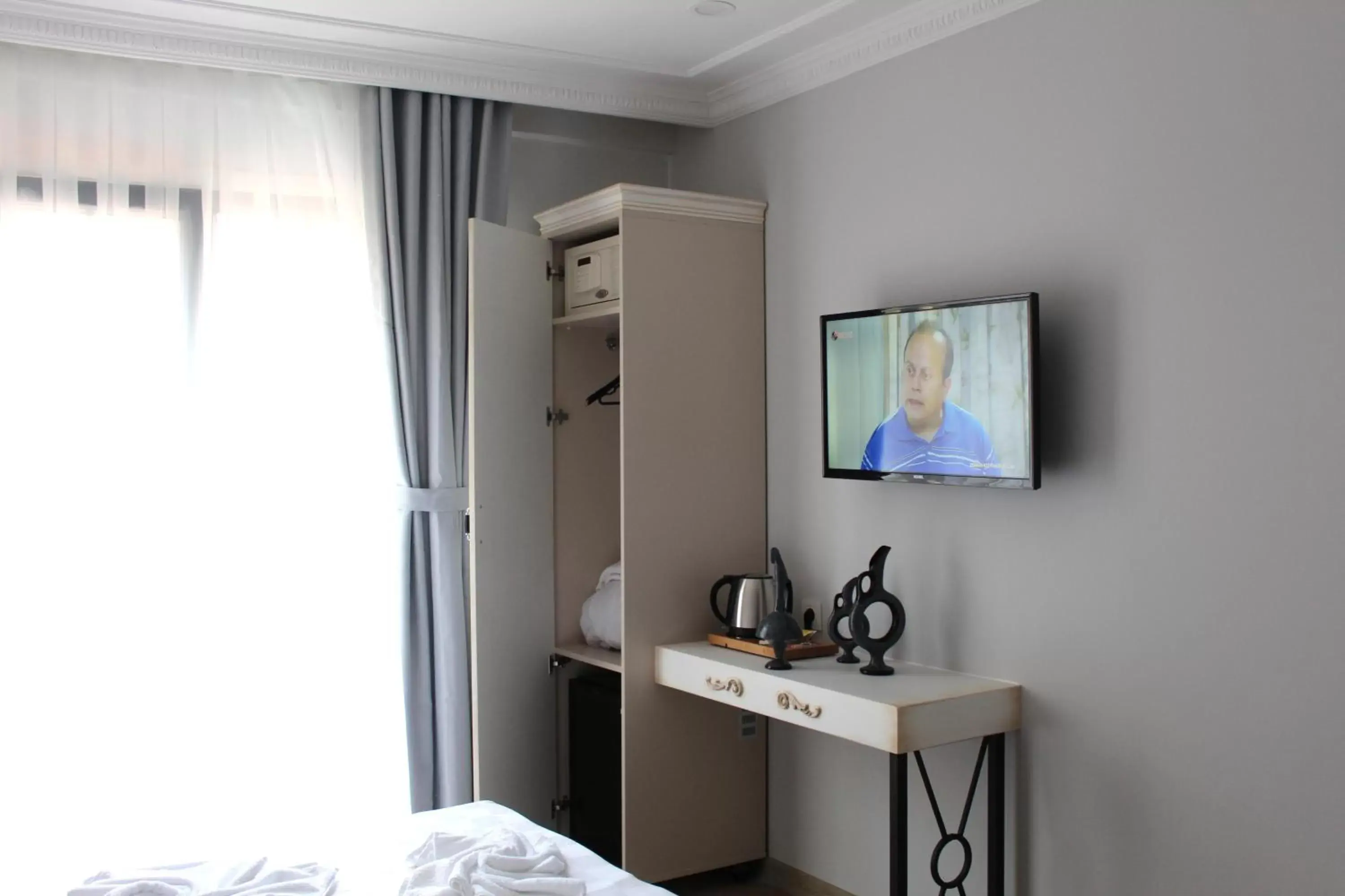Bed, TV/Entertainment Center in Good Night Hotel Istanbul