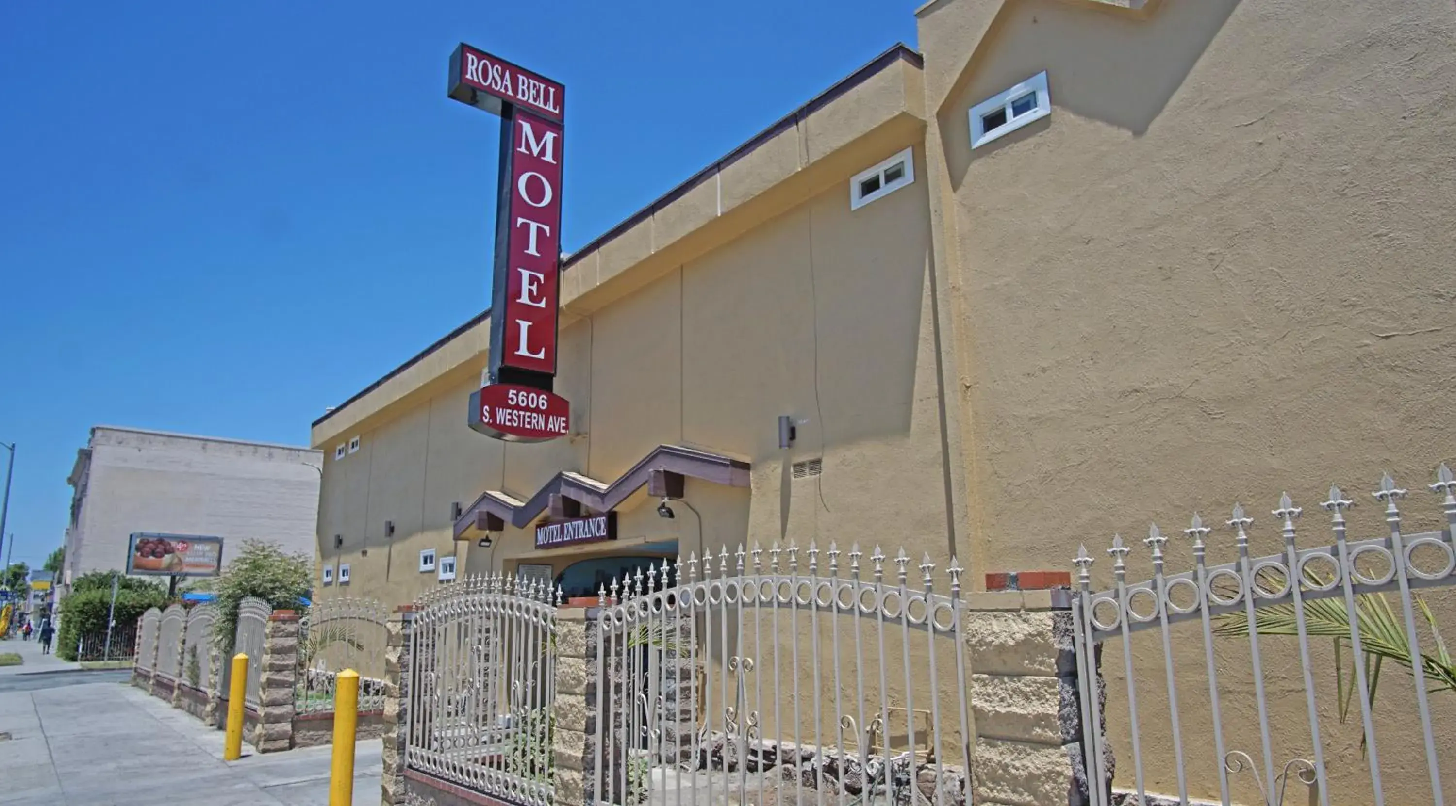 Property Building in Rosa Bell Motel - Los Angeles