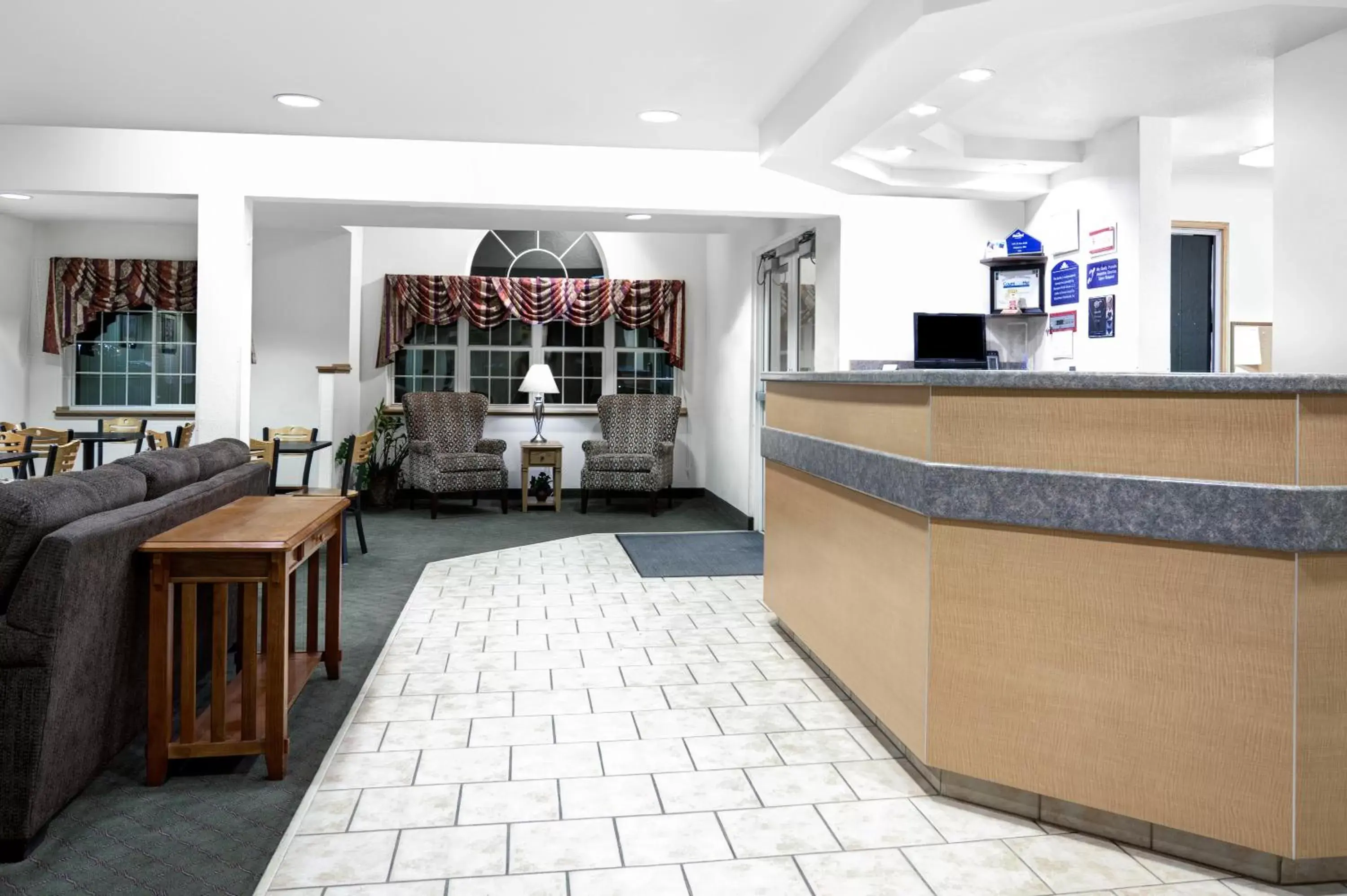 Lobby or reception, Lounge/Bar in Microtel Inn & Suites by Wyndham Mankato