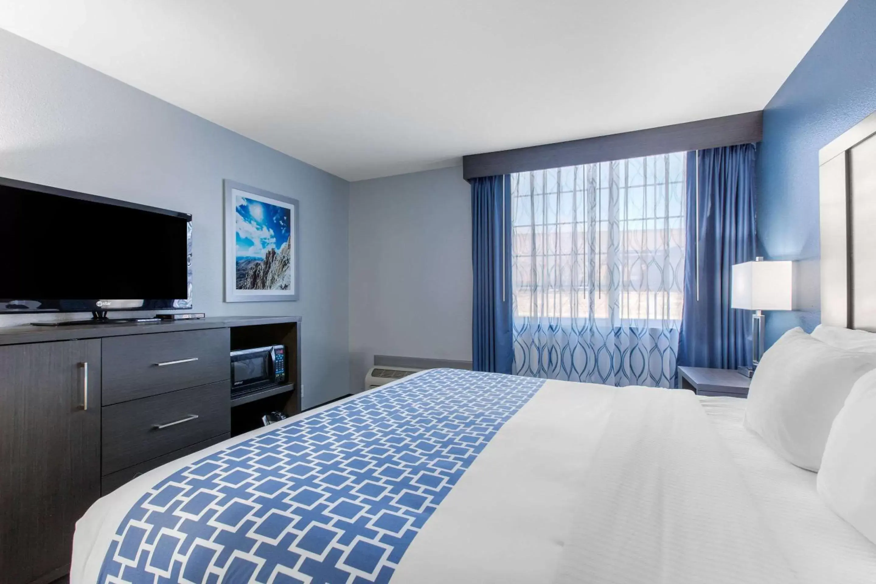 Photo of the whole room, Bed in Cielo Hotel Bishop-Mammoth, Ascend Hotel Collection
