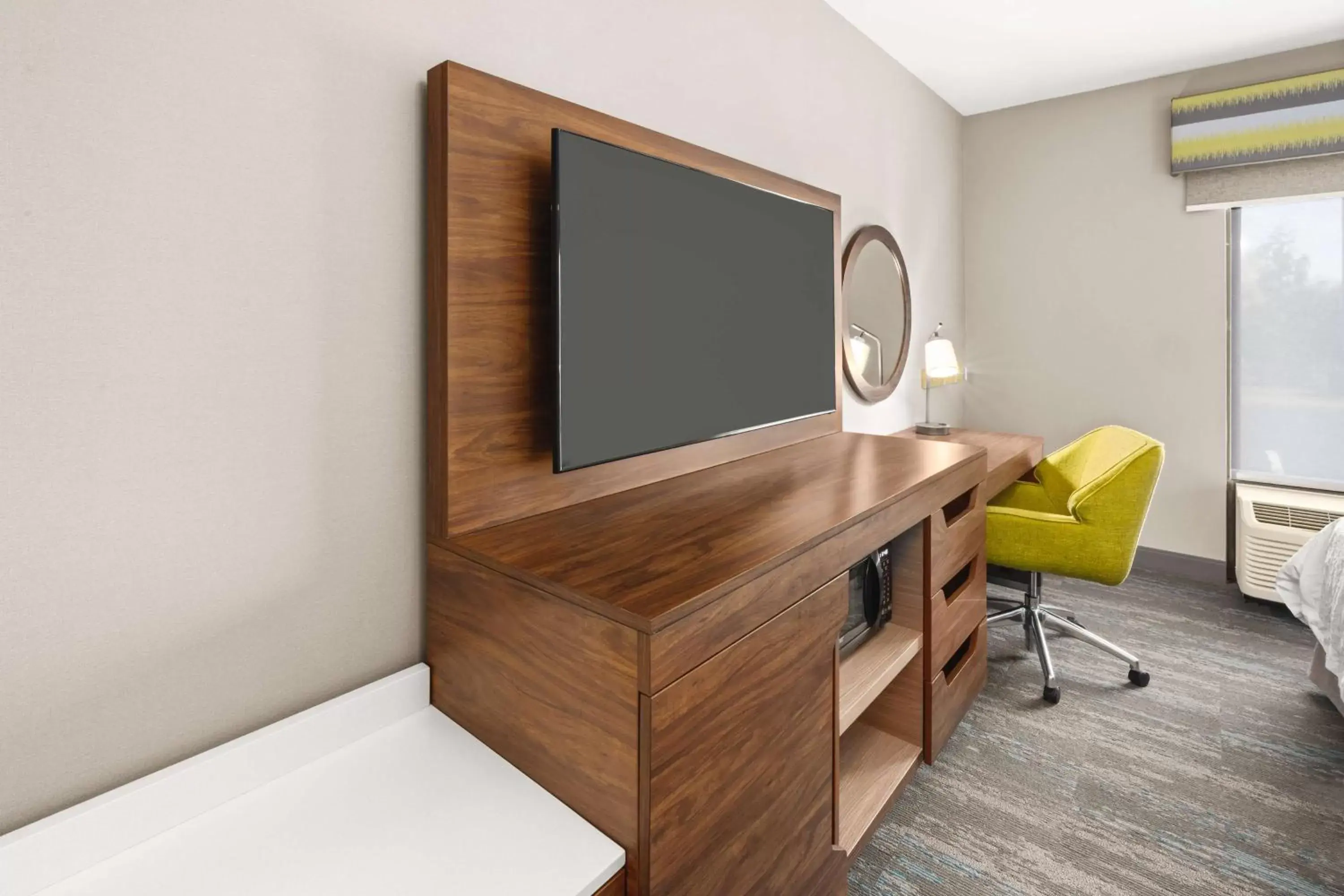 Bedroom, TV/Entertainment Center in Hampton Inn Seekonk