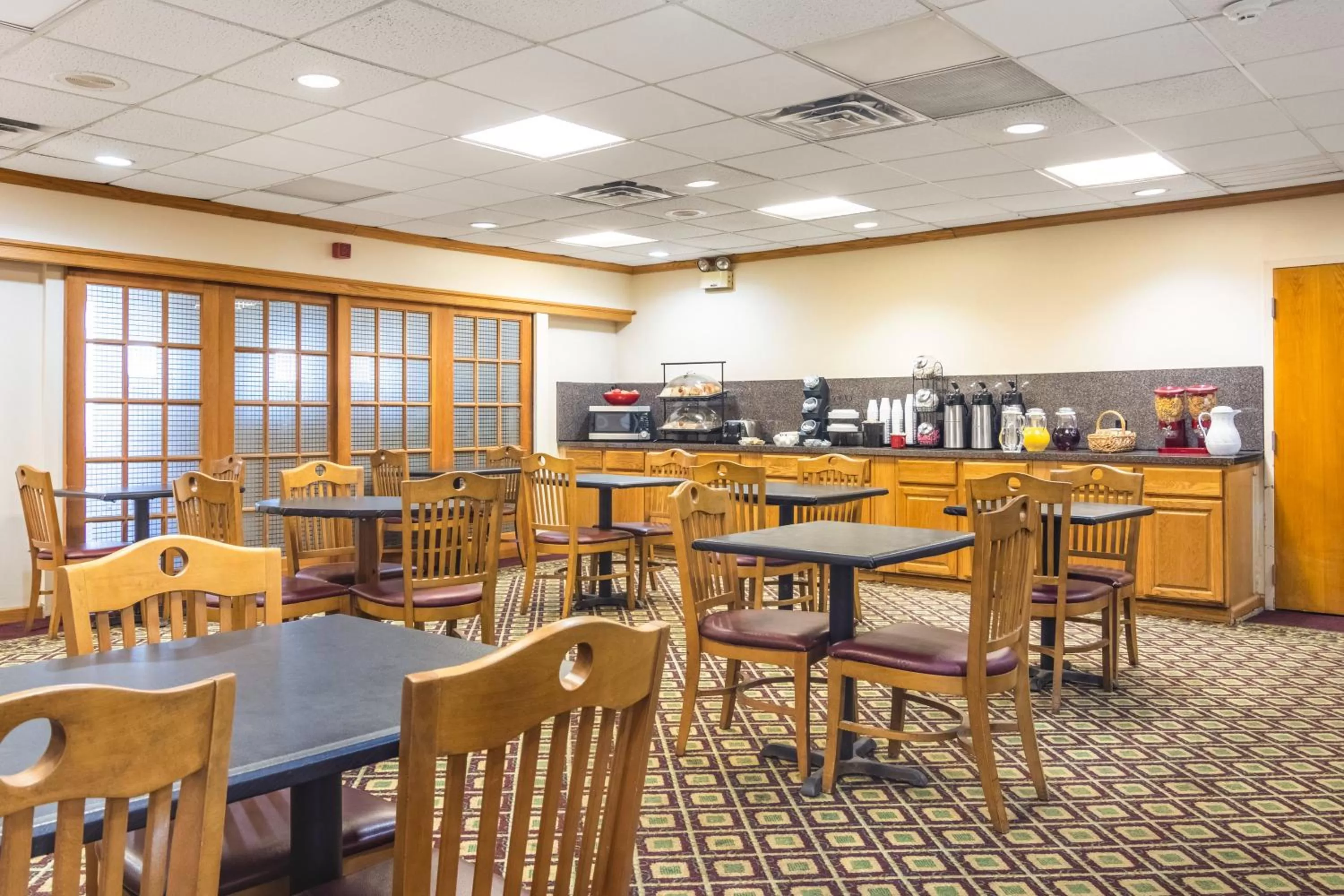 Breakfast in Red Roof Inn Ashtabula - Austinburg