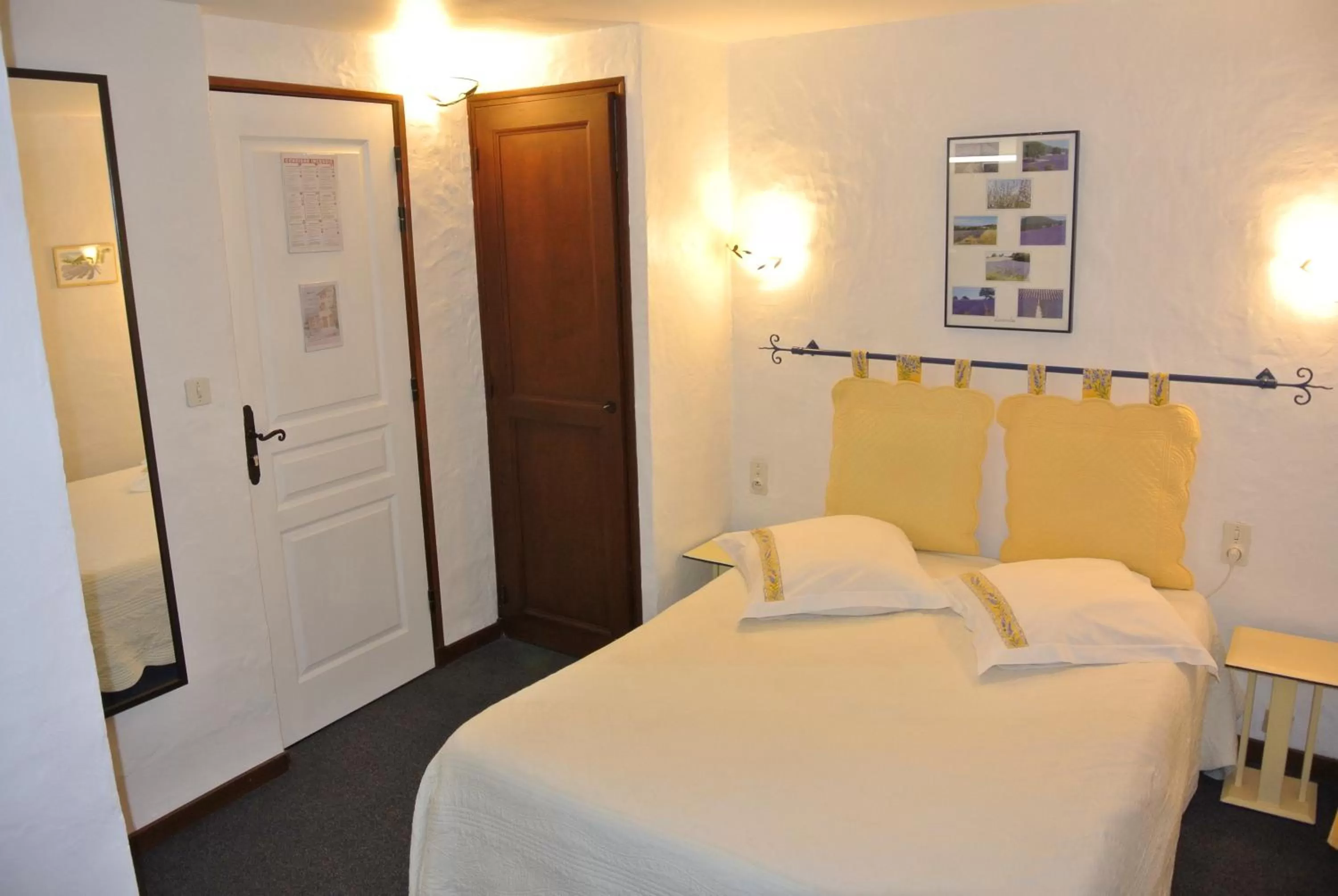 Photo of the whole room, Bed in La Vieille Bastide