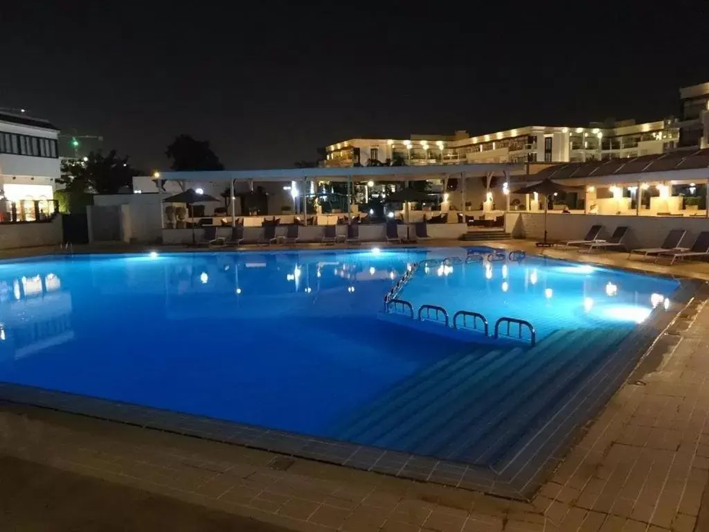 Swimming Pool in Cairo Pyramids Hotel