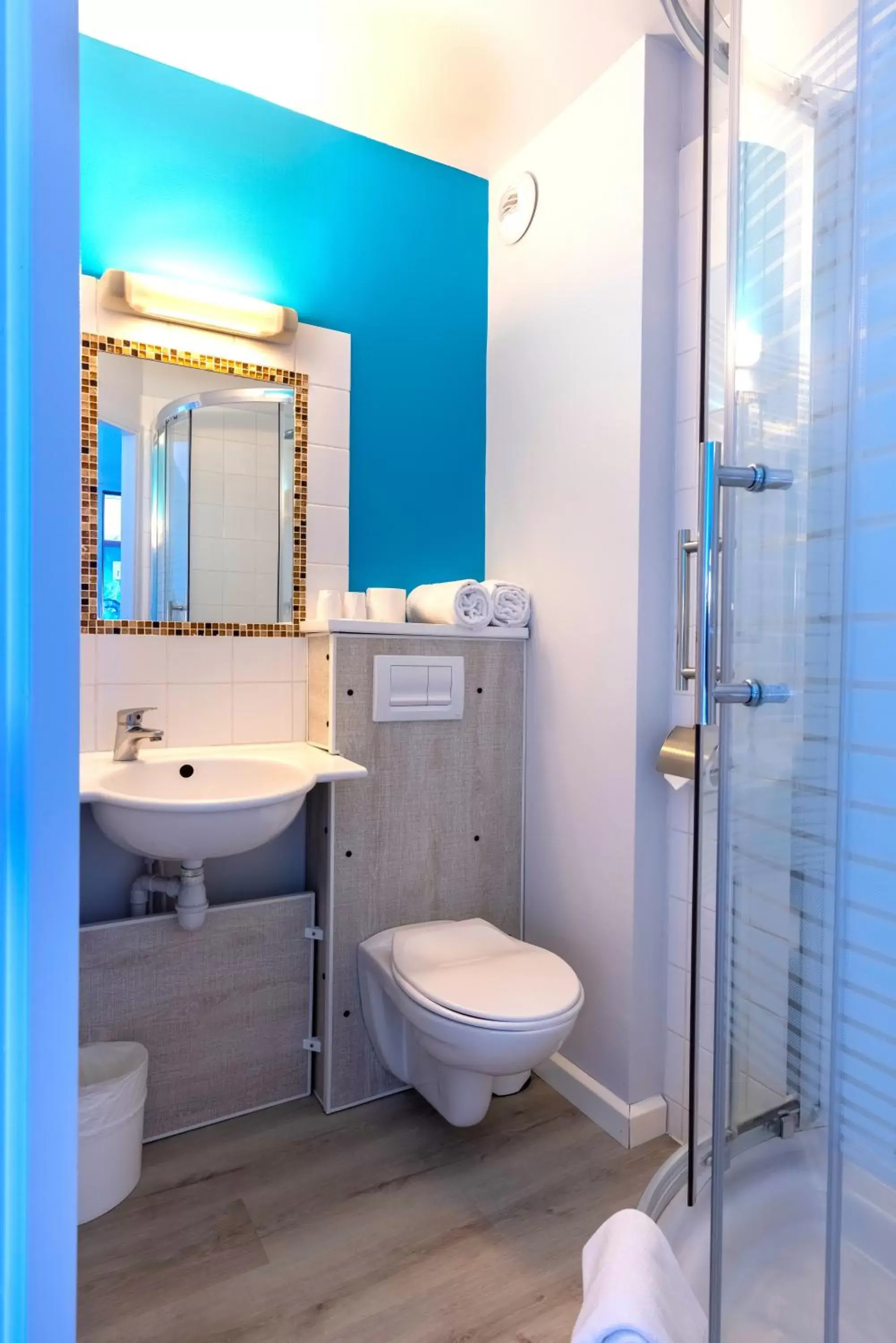 Toilet, Bathroom in The Originals Access, Hôtel Innostar