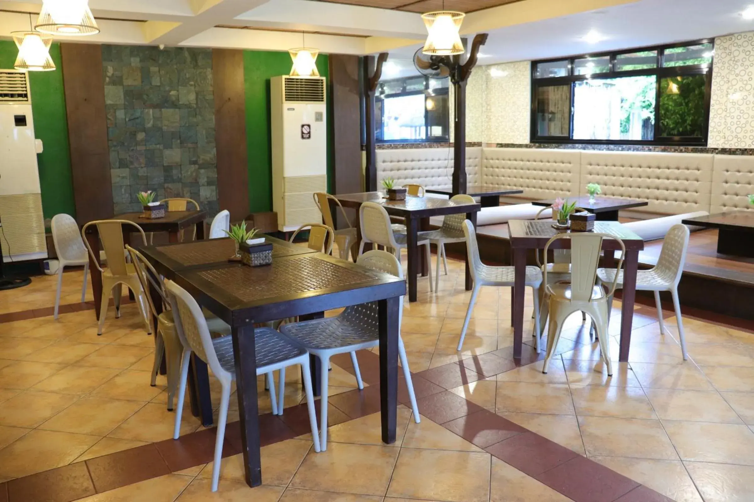 Restaurant/Places to Eat in Playa Tropical Resort Hotel