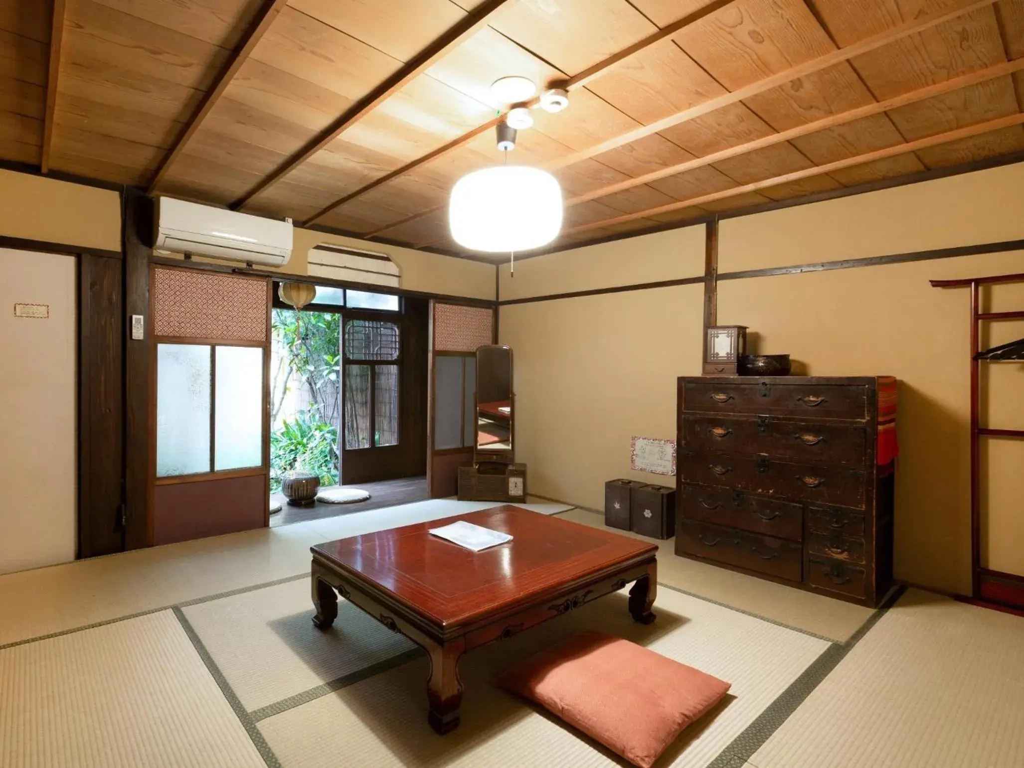Photo of the whole room, Billiards in Guest House Waraku-an