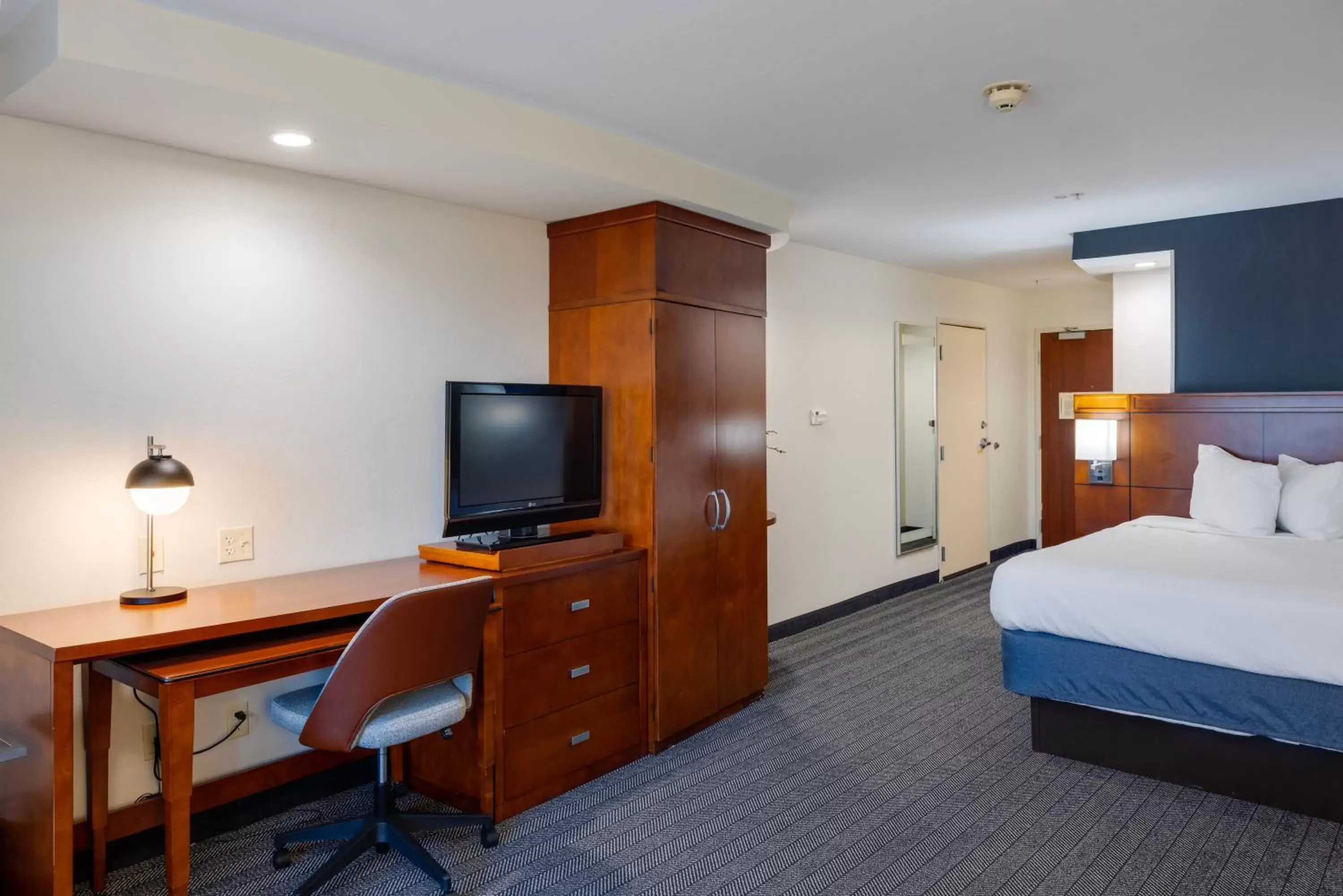 Guests, TV/Entertainment Center in Courtyard by Marriott Oklahoma City North/Quail Springs