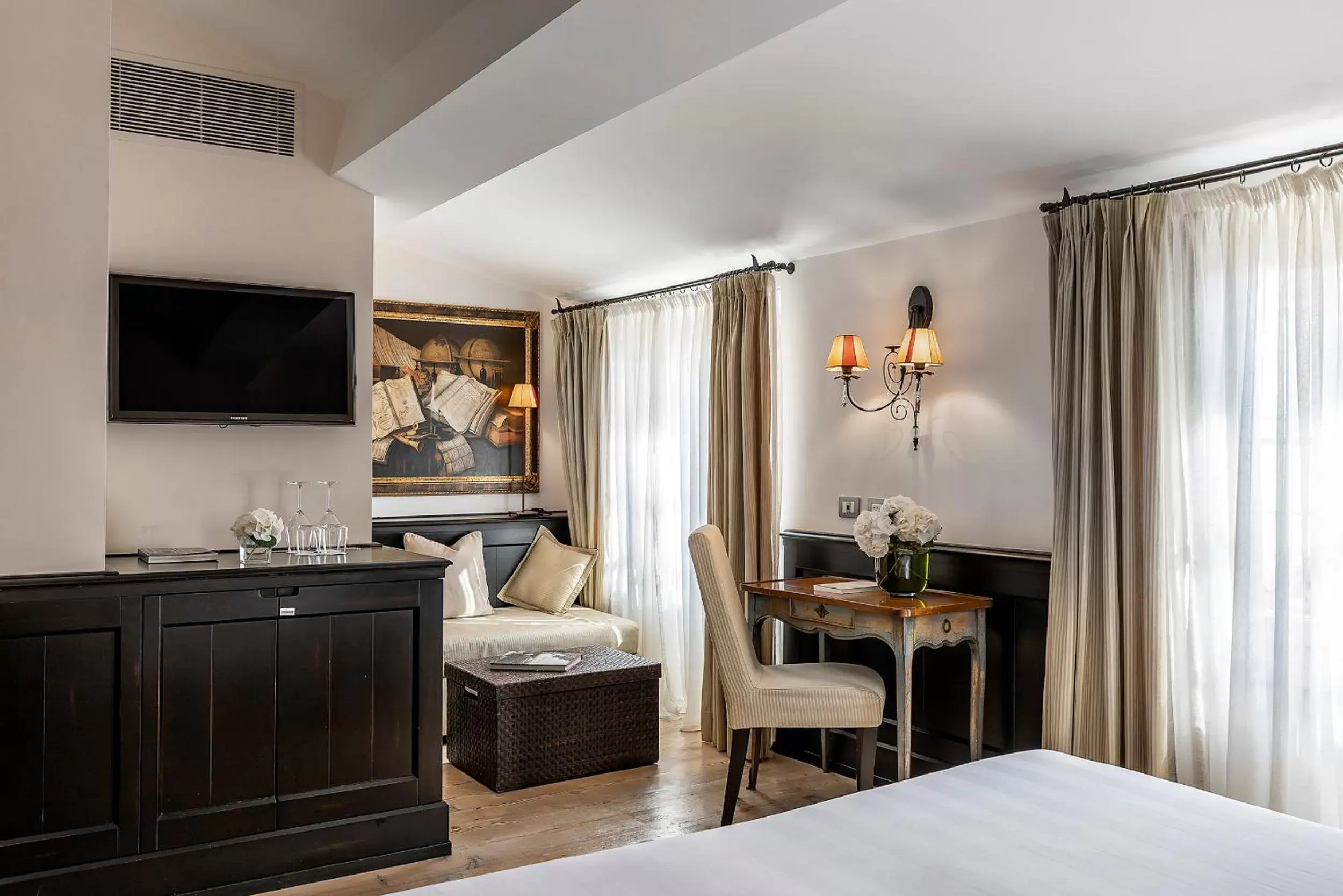Bedroom, TV/Entertainment Center in Relais Santa Croce, By Baglioni Hotels