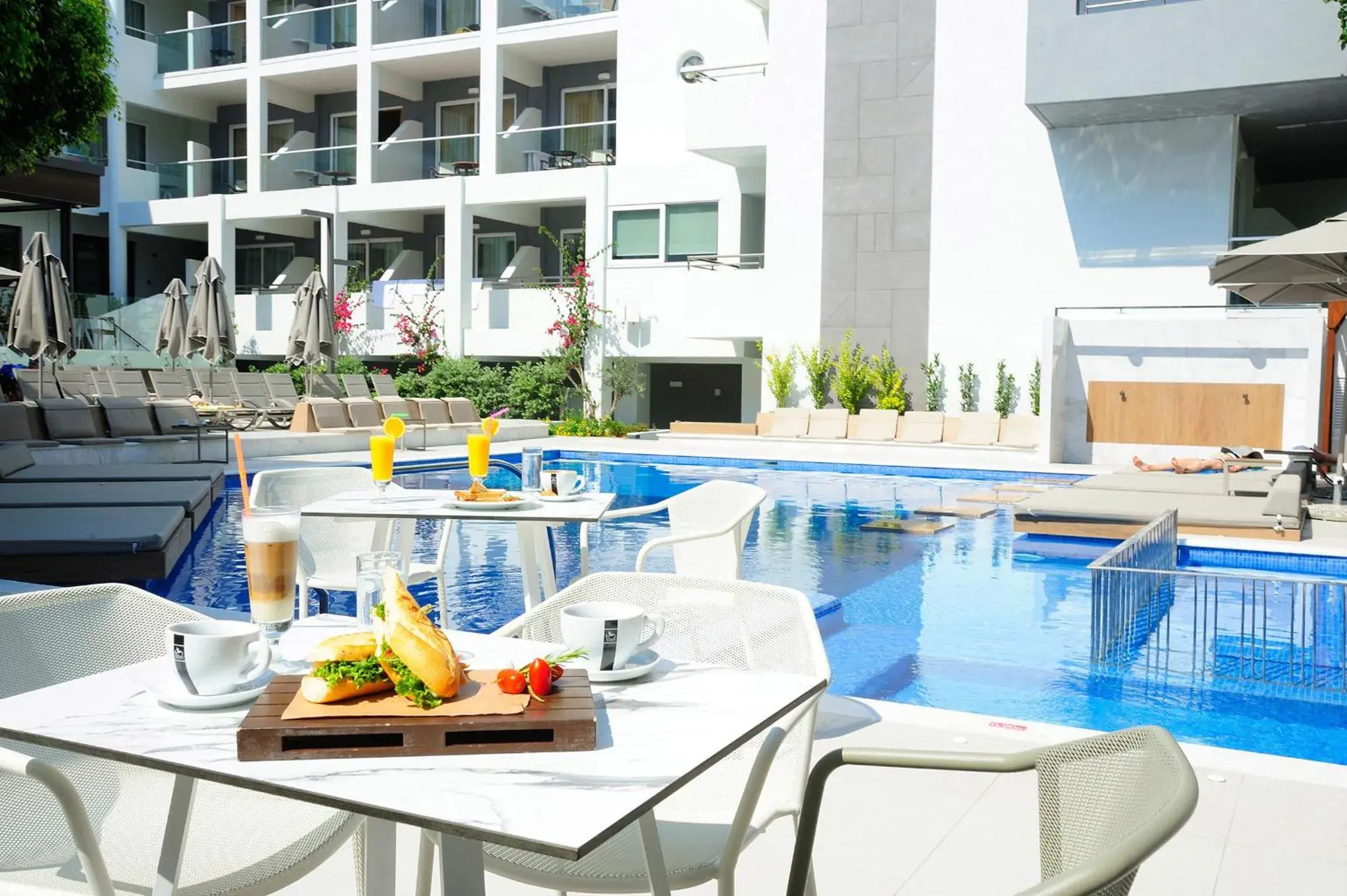 Restaurant/places to eat, Swimming Pool in Atrium Ambiance Hotel
