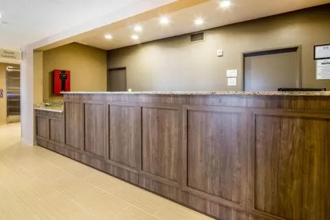 Lobby or reception in Suburban Studios Midland I-20