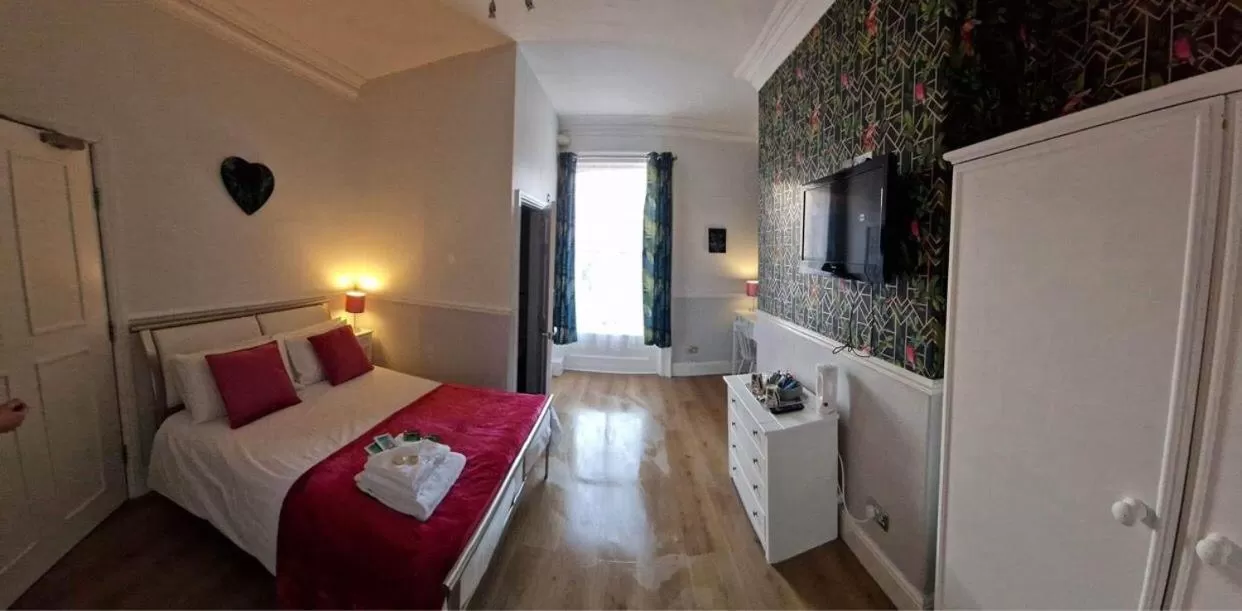 Deluxe Double Room with Shower in LilyRose Hotel