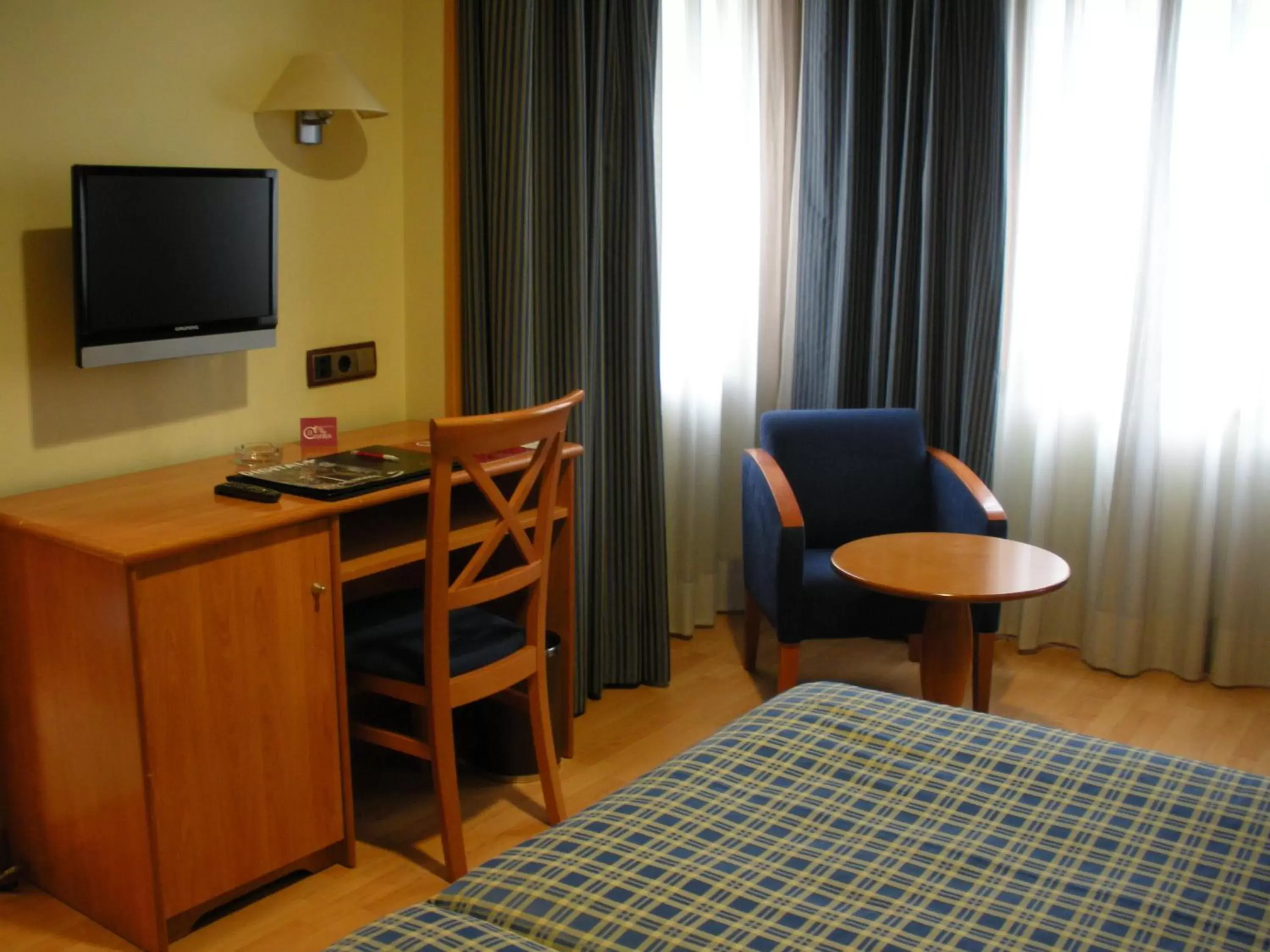 Photo of the whole room, TV/Entertainment Center in II Castillas Madrid