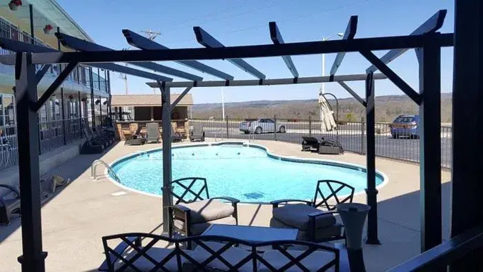 Swimming Pool in Branson Ozarks Inn