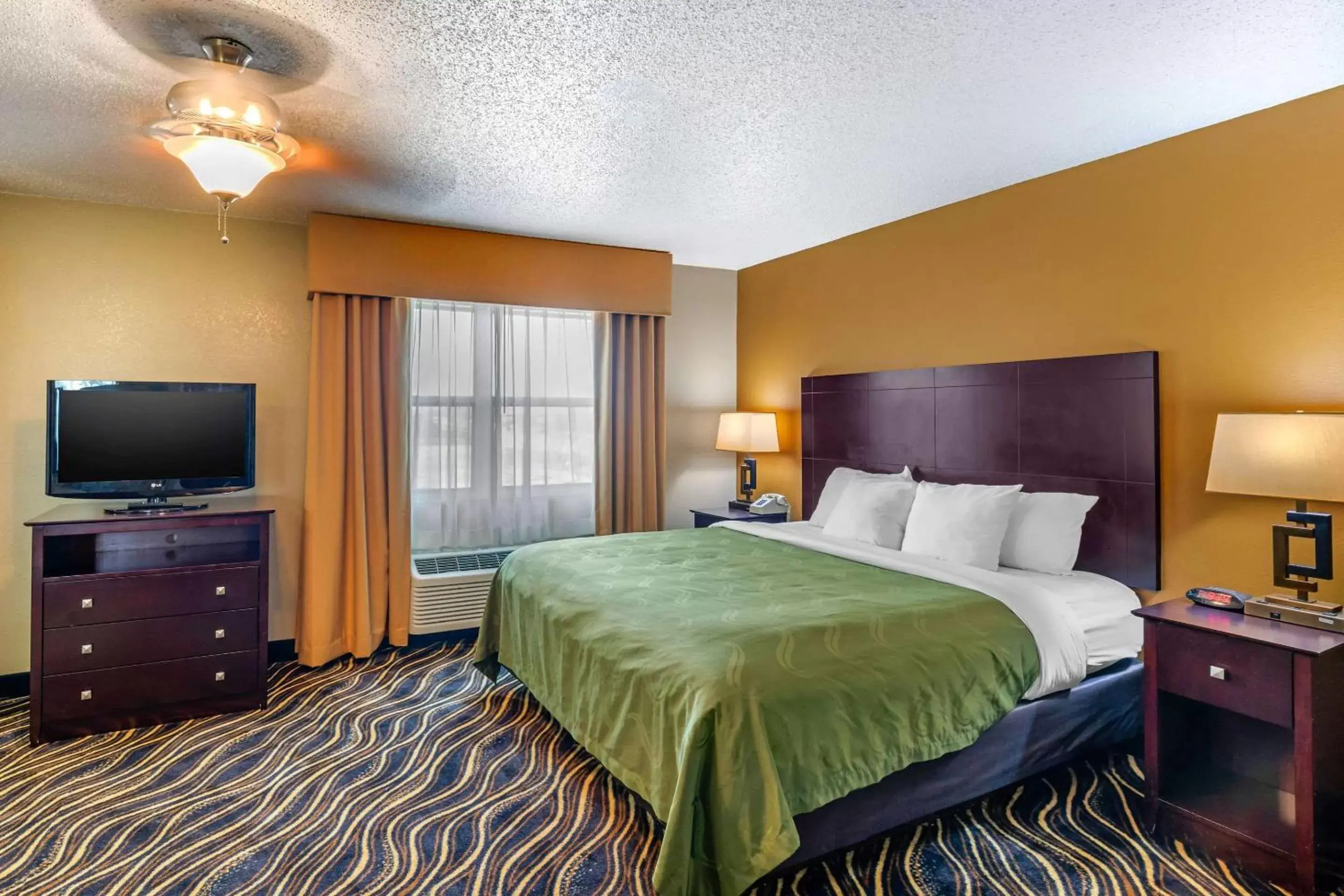 Photo of the whole room, Bed in Quality Suites Addison-Dallas