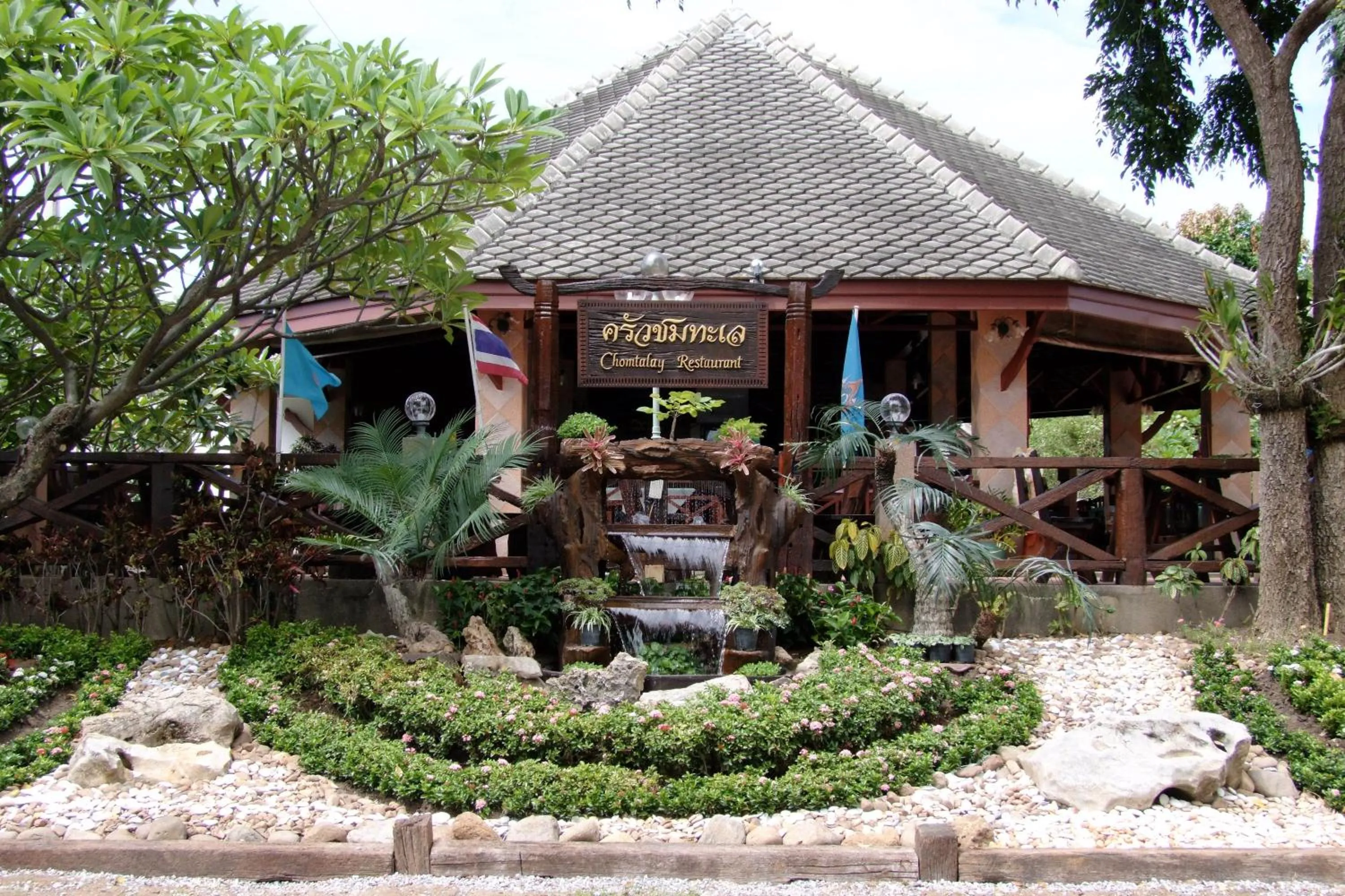 Restaurant/places to eat in Samroiyod Holiday Resort