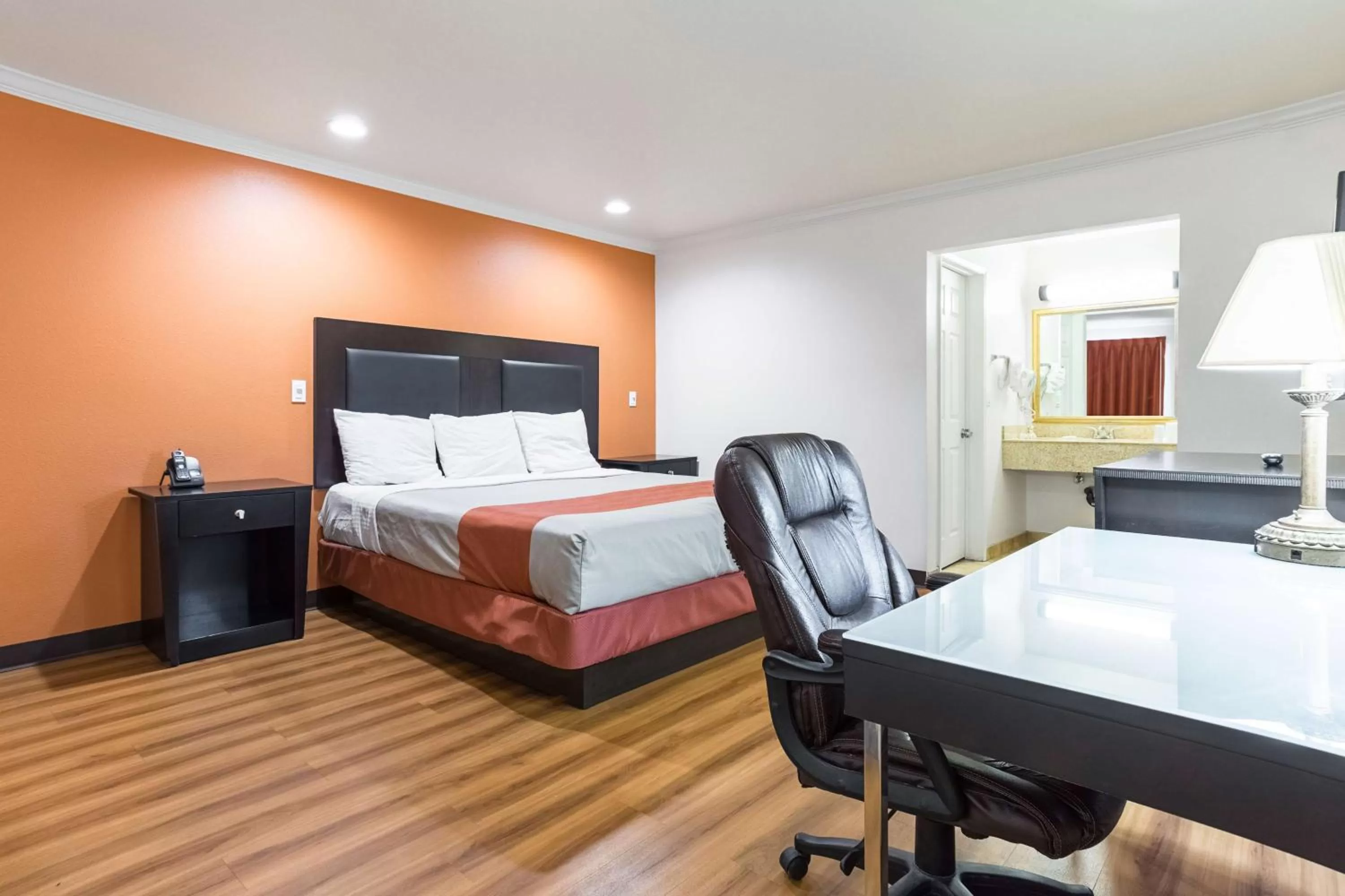 Deluxe King Room - Non-Smoking in Motel 6-Mojave, CA - Airport