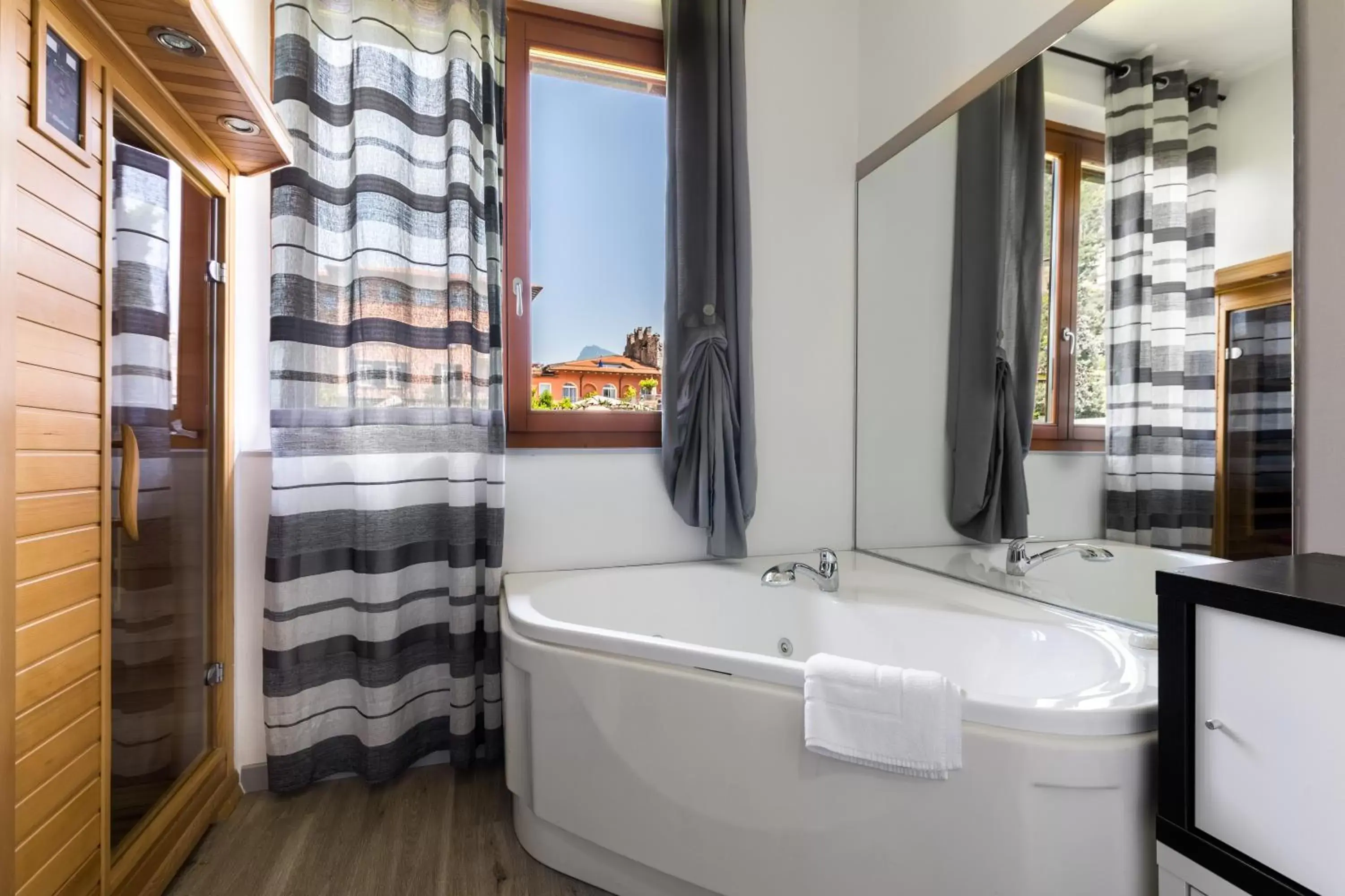 Hot Tub, Bathroom in Hotel Canarino