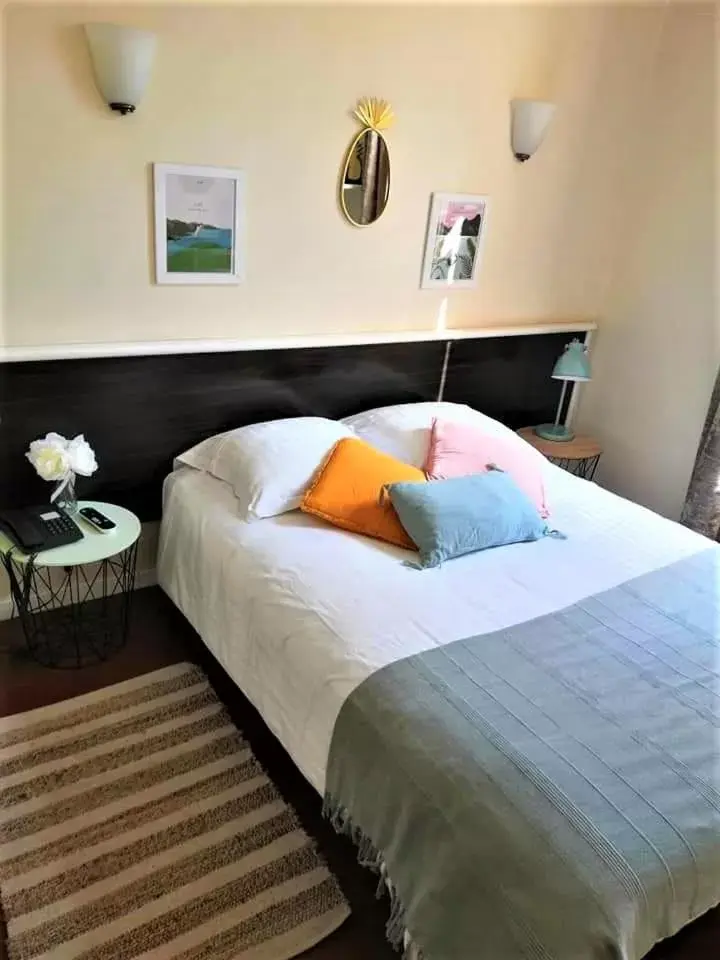 Bed in Hôtel Le Victoria