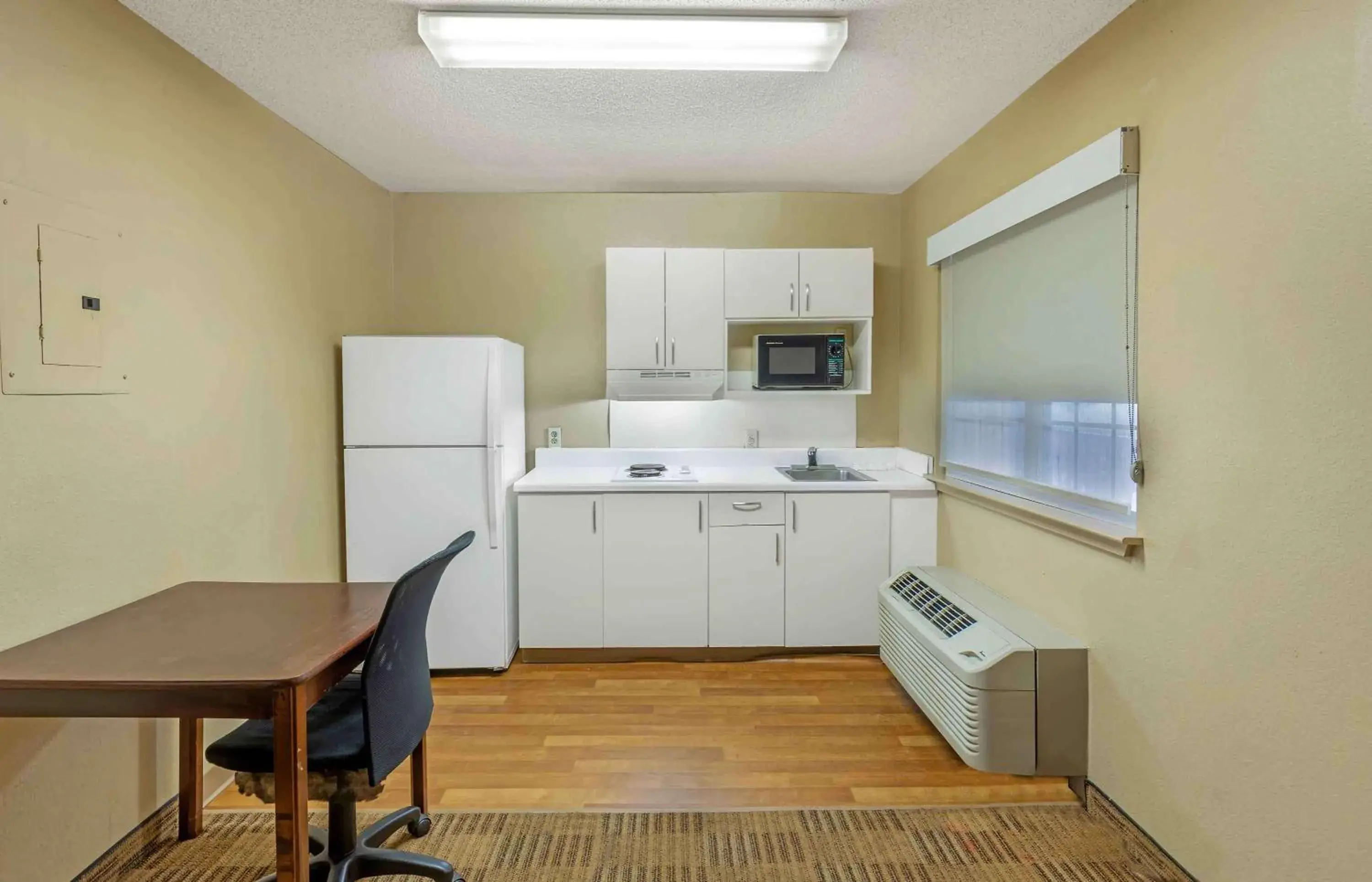 Bedroom in Extended Stay America Select Suites - Greensboro - Wendover Ave - Big Tree Way Bedroom in Extended Stay America Select Suites - Greensboro - Wendover Ave - Big Tree Way