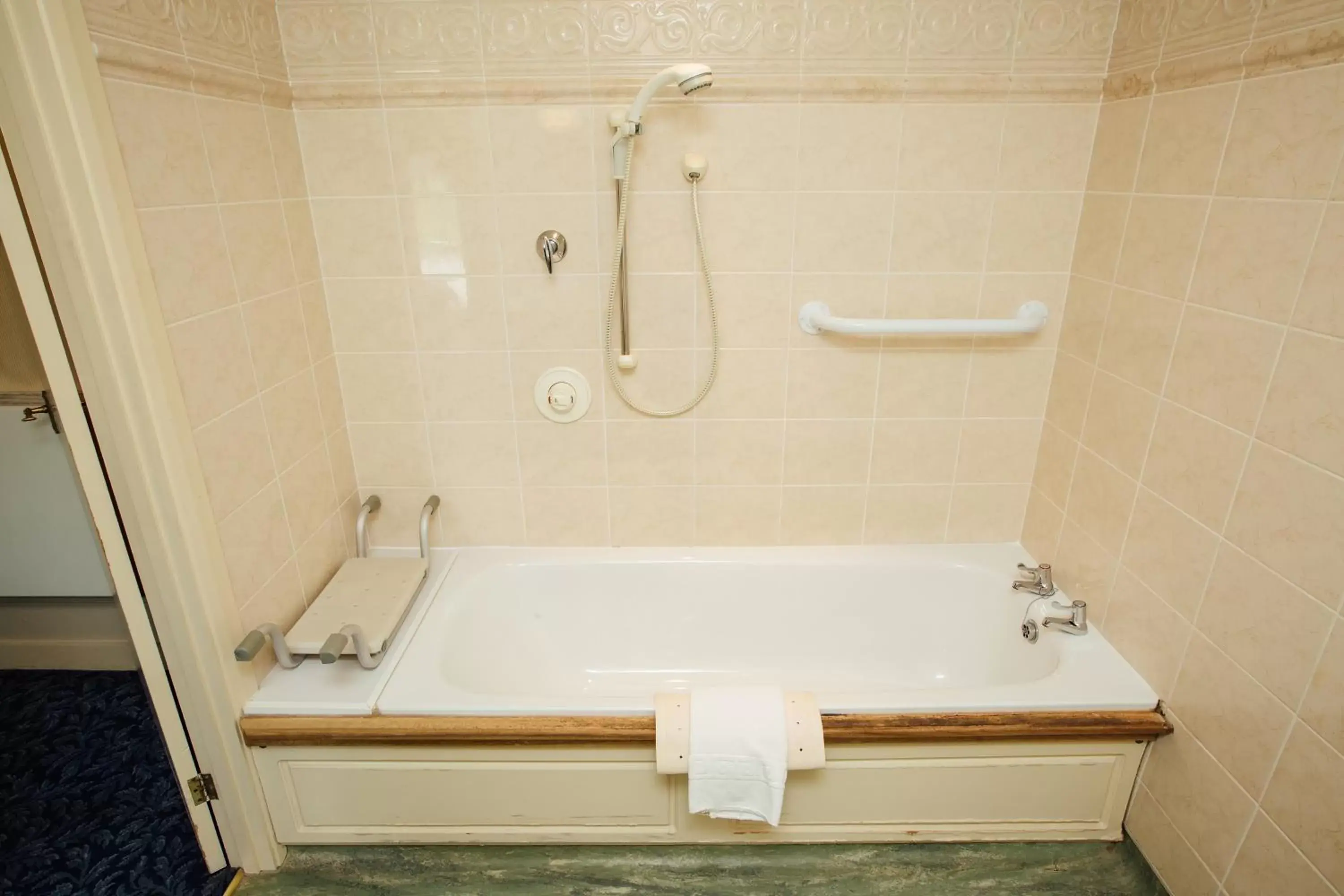 Bathroom in Duke Of Cornwall Hotel