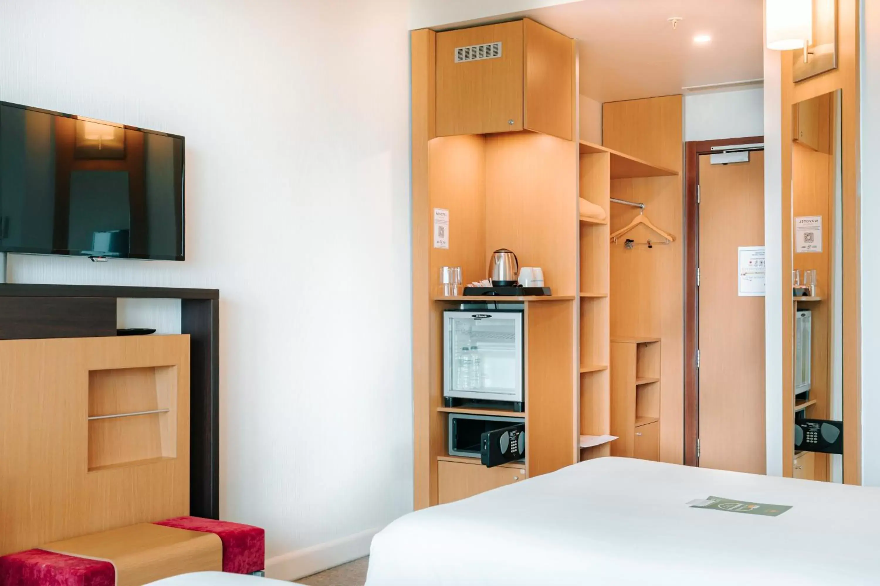 Bed, TV/Entertainment Center in Novotel Trabzon