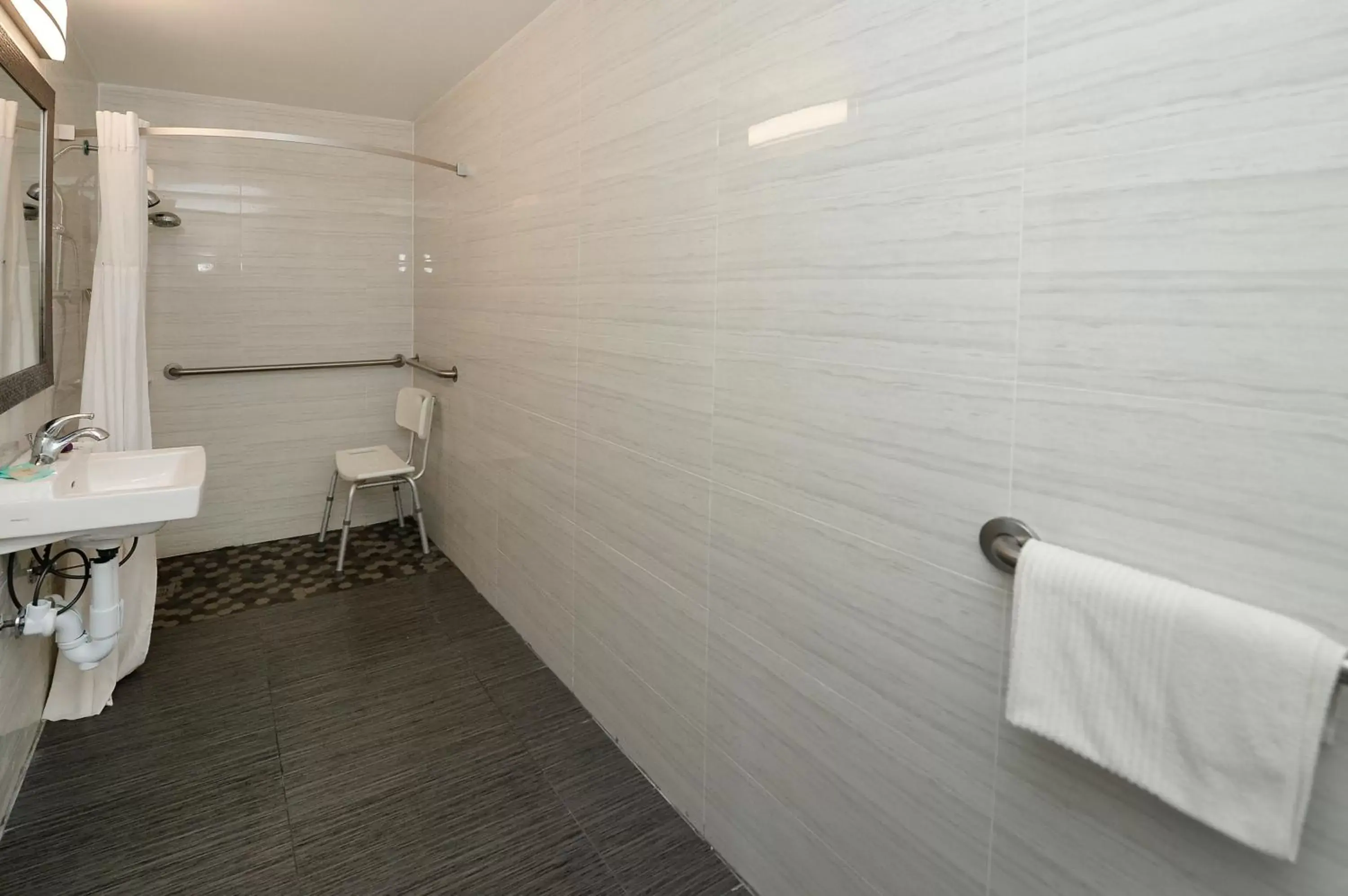 Shower, Bathroom in Americas Best Value Inn at Central Valley