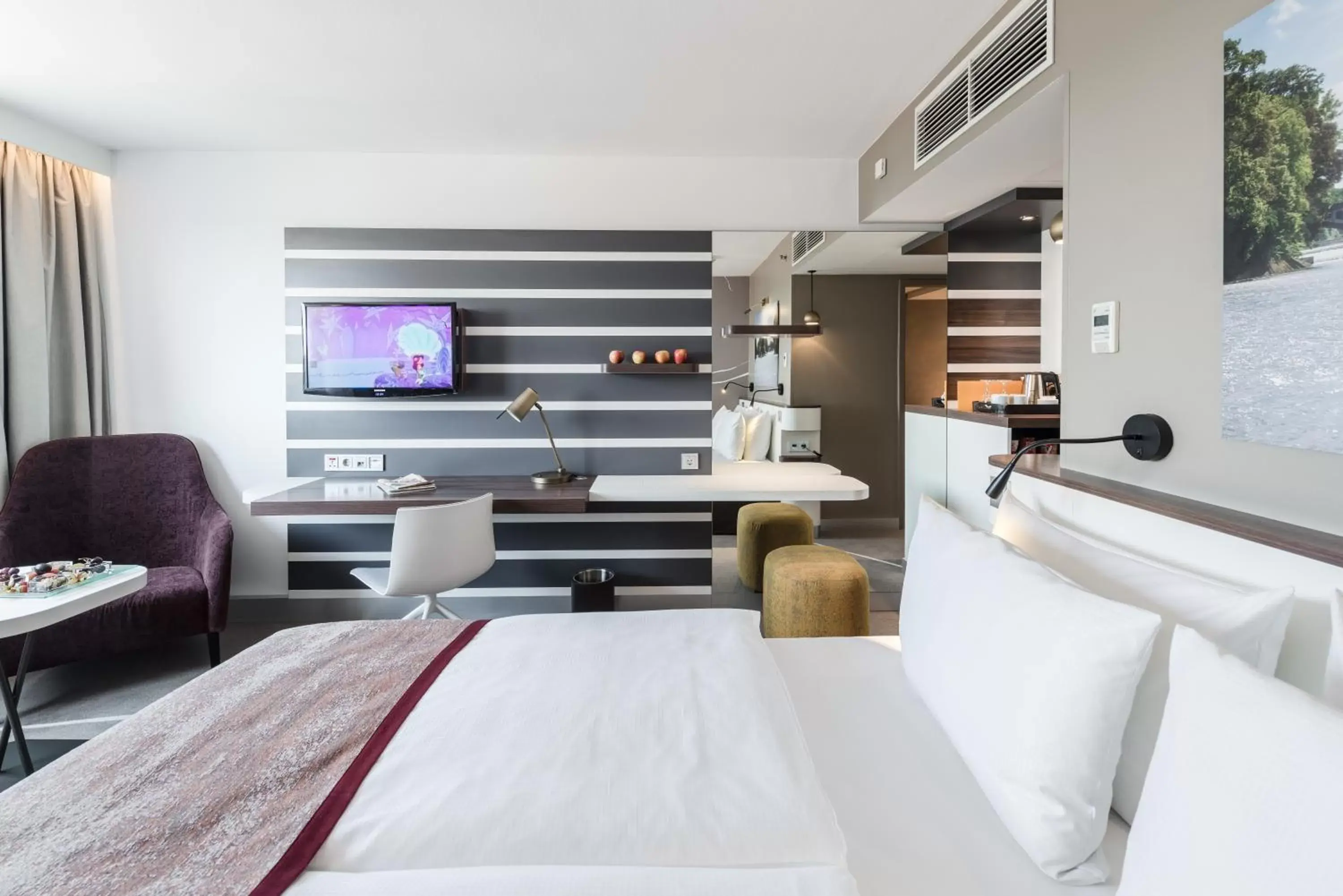Premium Queen Room with City View in Holiday Inn Munich City Centre, an IHG Hotel