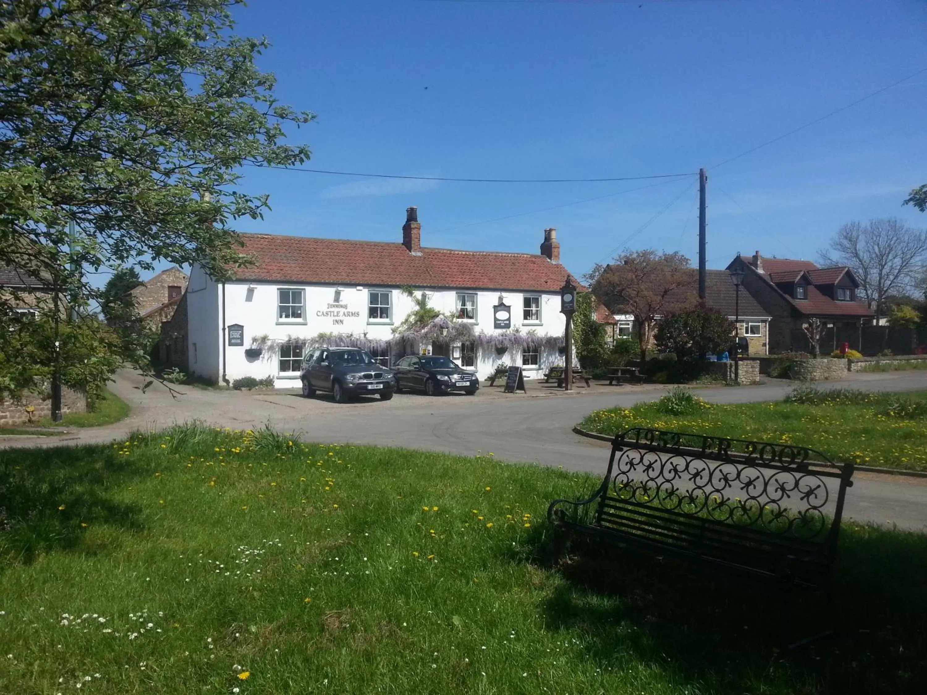 Facade/entrance, Garden in The Castle Arms Inn