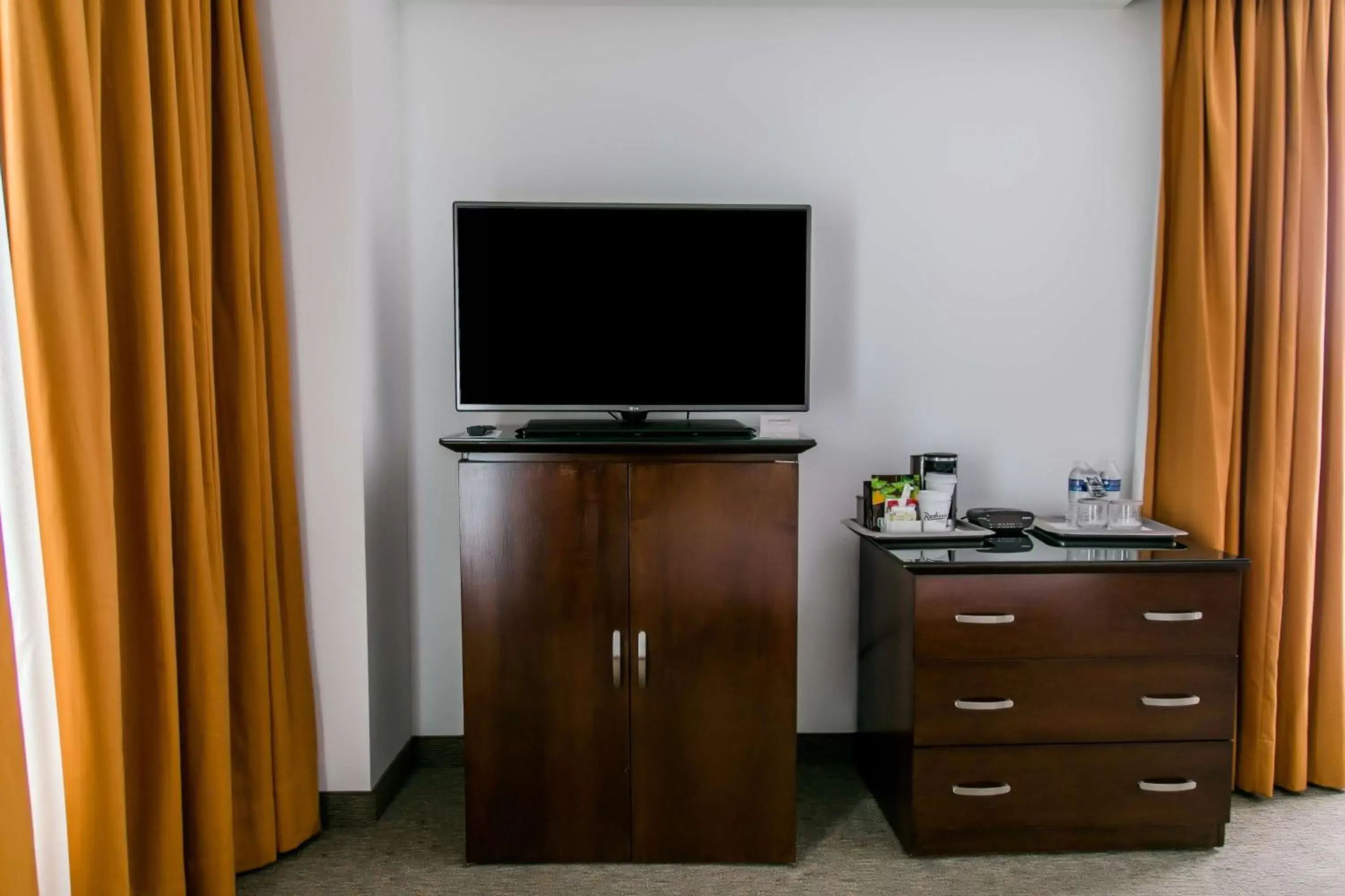 Photo of the whole room, TV/Entertainment Center in Radisson Poliforum Plaza Hotel Leon