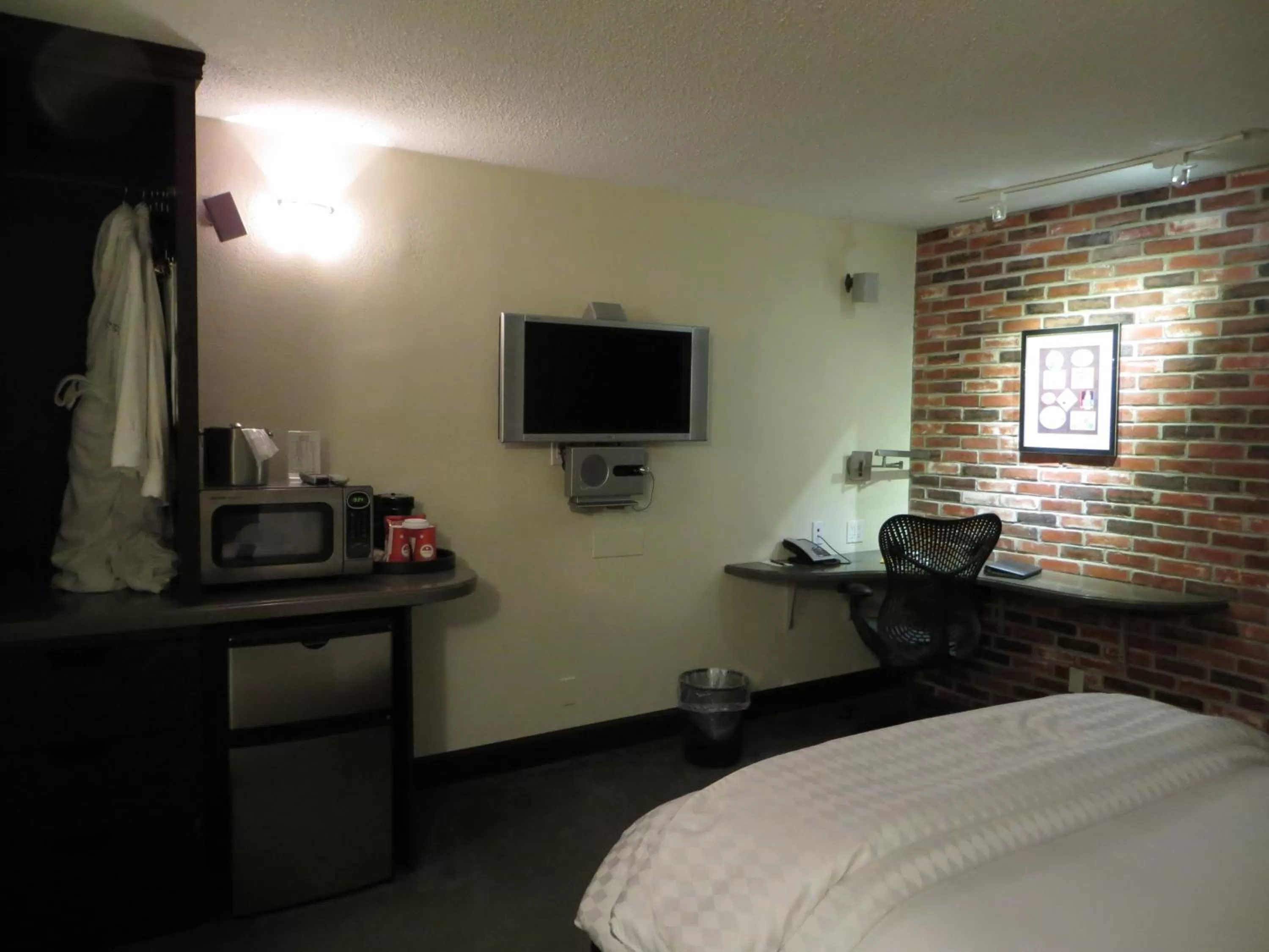 TV and multimedia, TV/Entertainment Center in Mark Twain Hotel