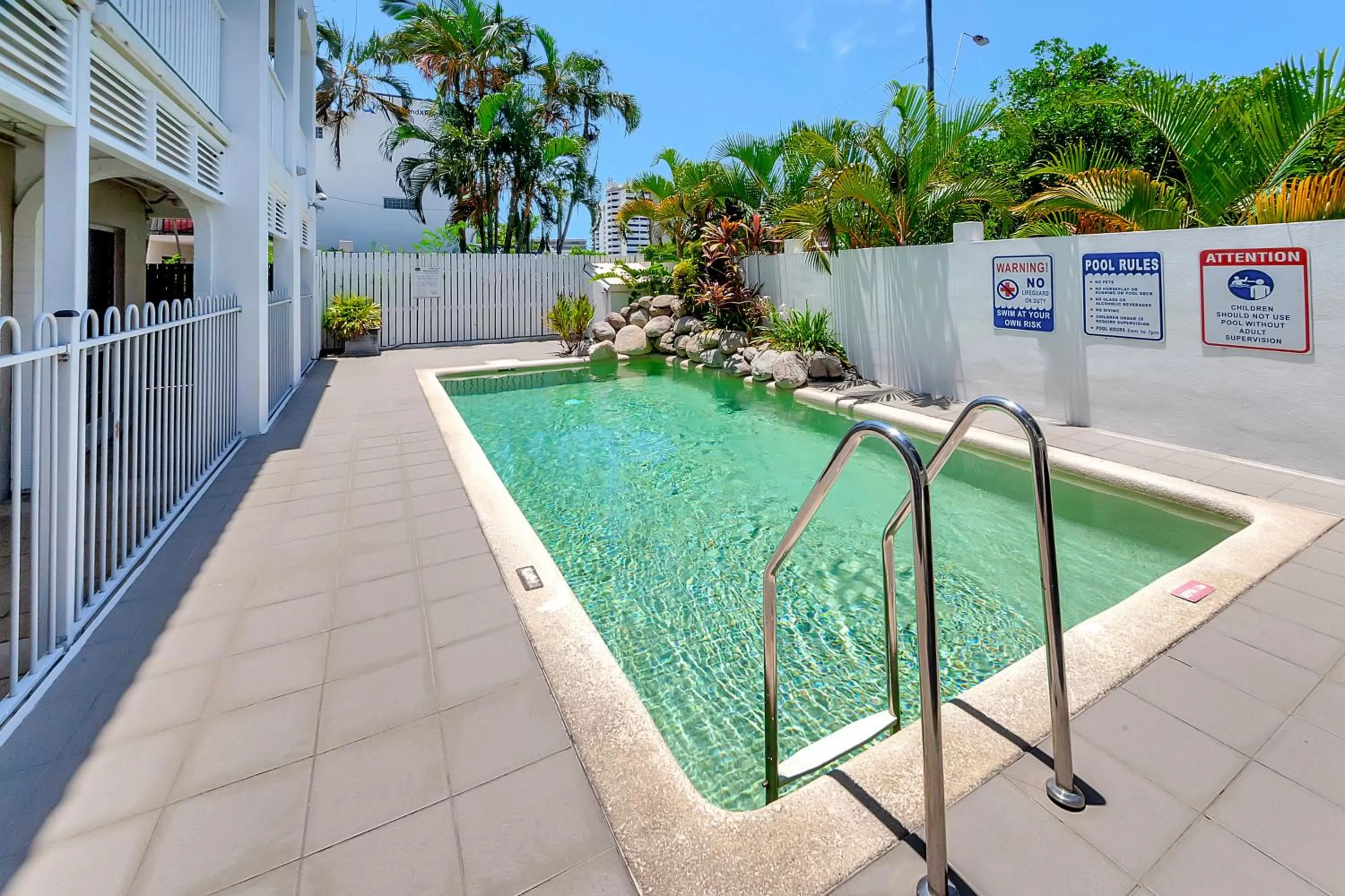 Swimming pool in Comfort Inn Cairns City