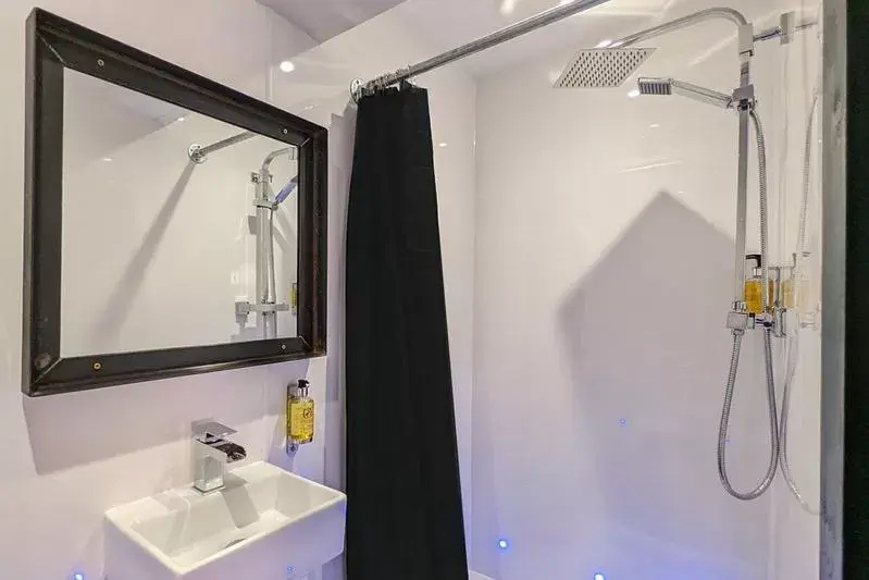 Shower, Bathroom in Briggate Hotel
