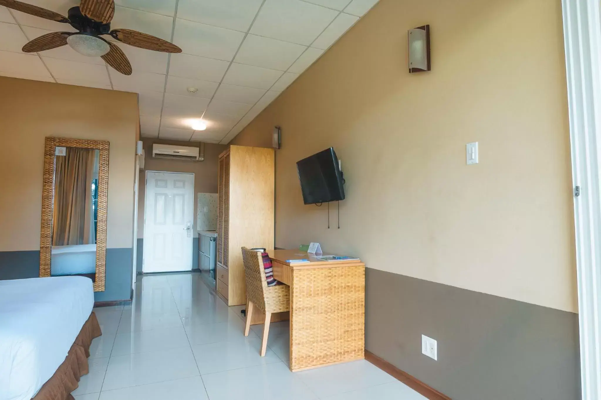 Bedroom, TV/Entertainment Center in Jacana Amazon Wellness Resort