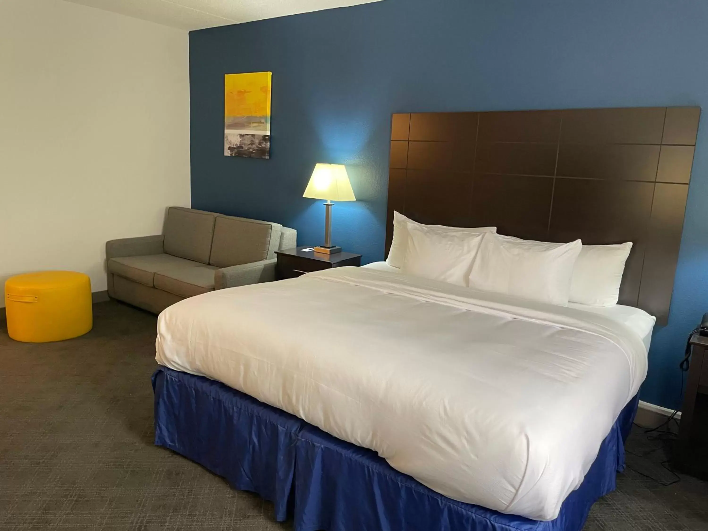 Bed in Comfort Inn & Suites Mundelein-Vernon Hills