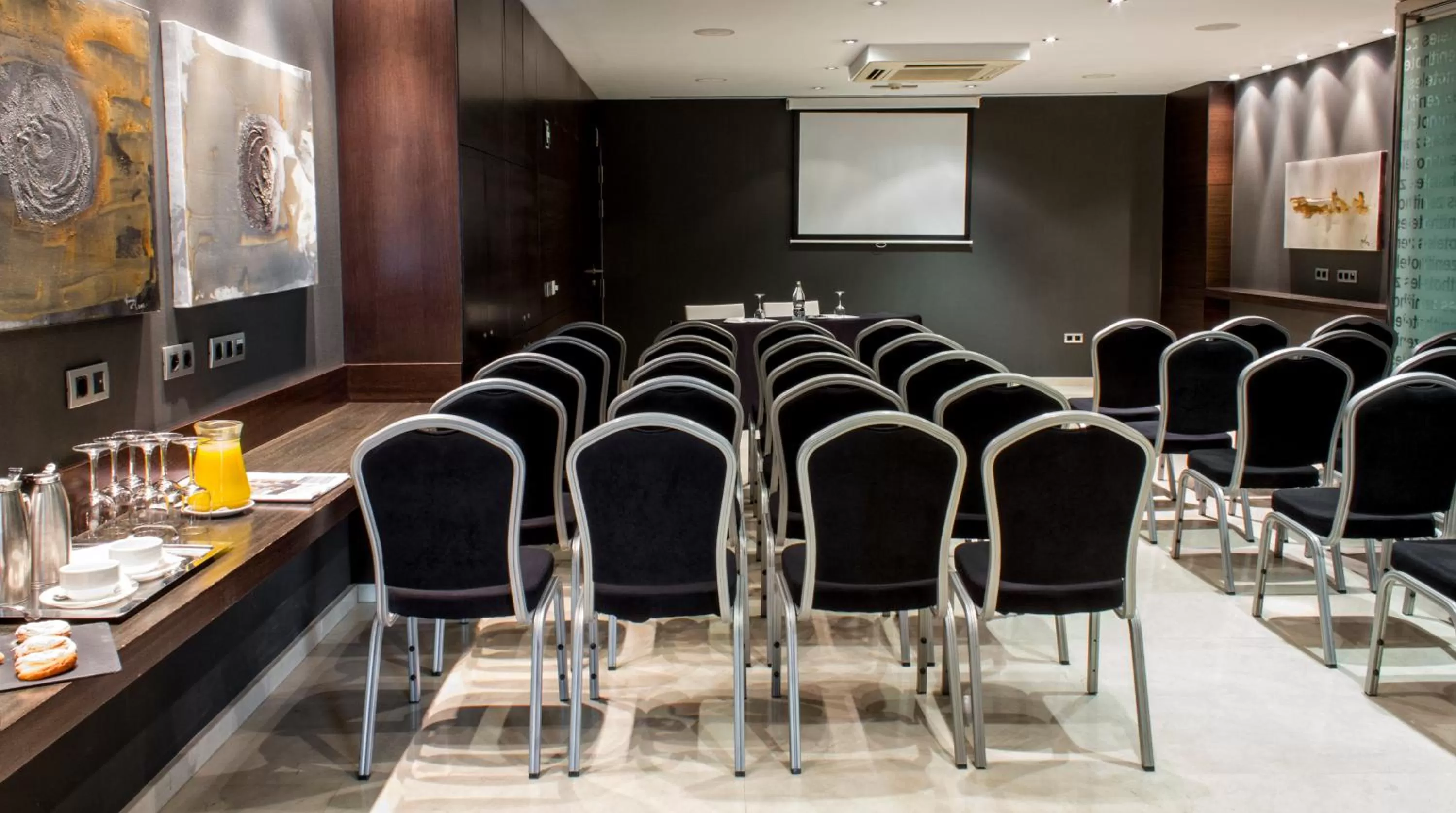 Communal lounge/ TV room in Zenit Valencia