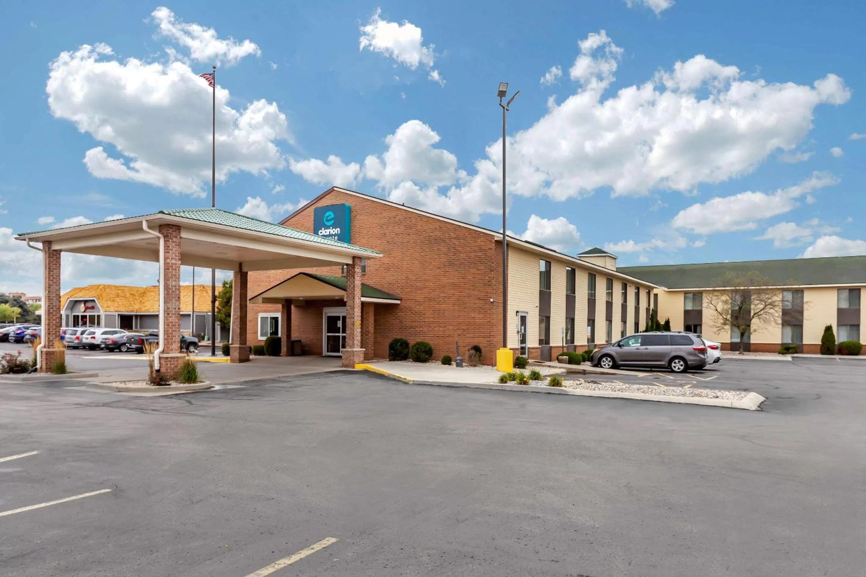 Property building in Clarion Pointe Racine - Mount Pleasant