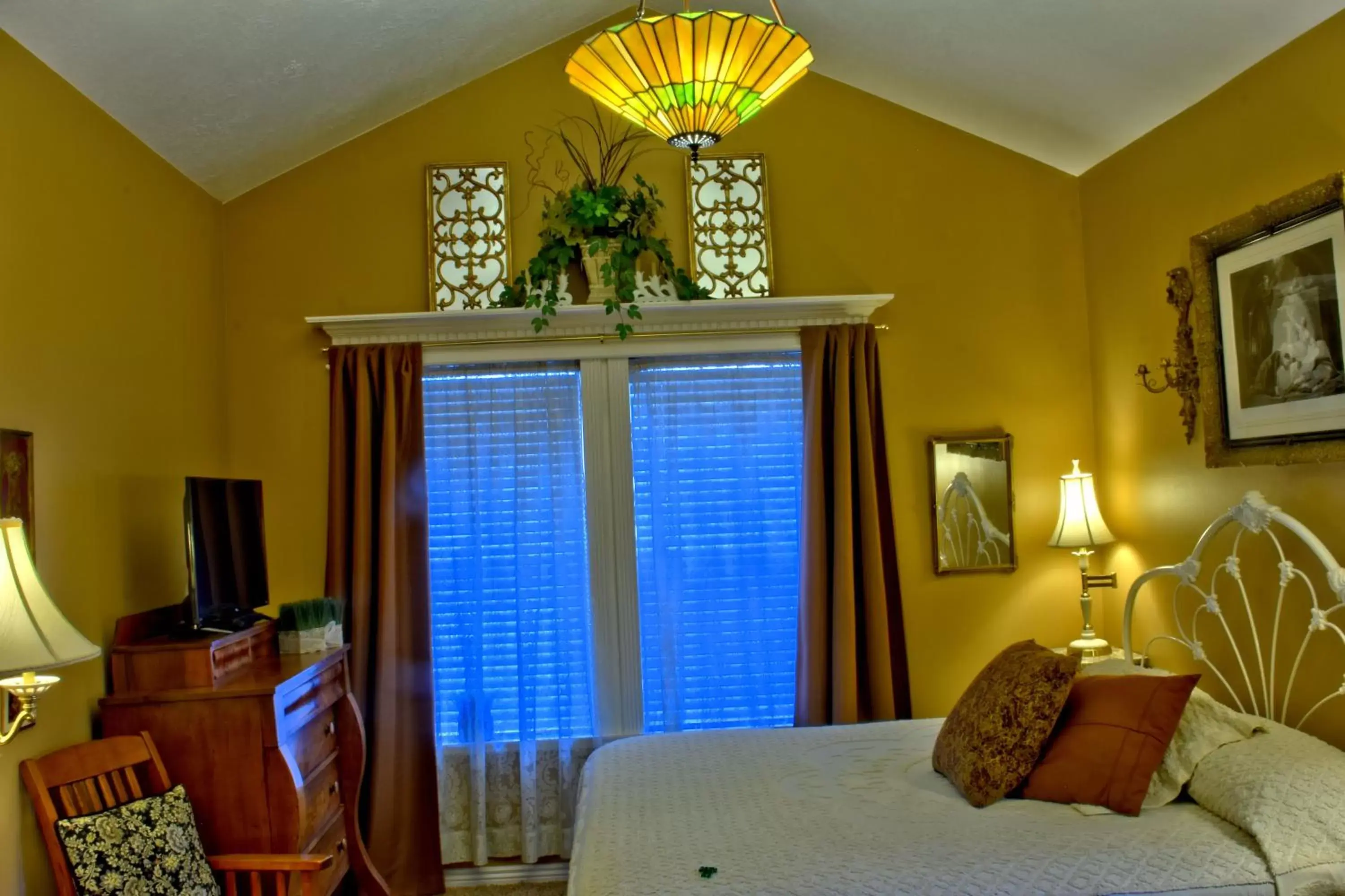 Decorative detail, Bed in Big Yellow Inn