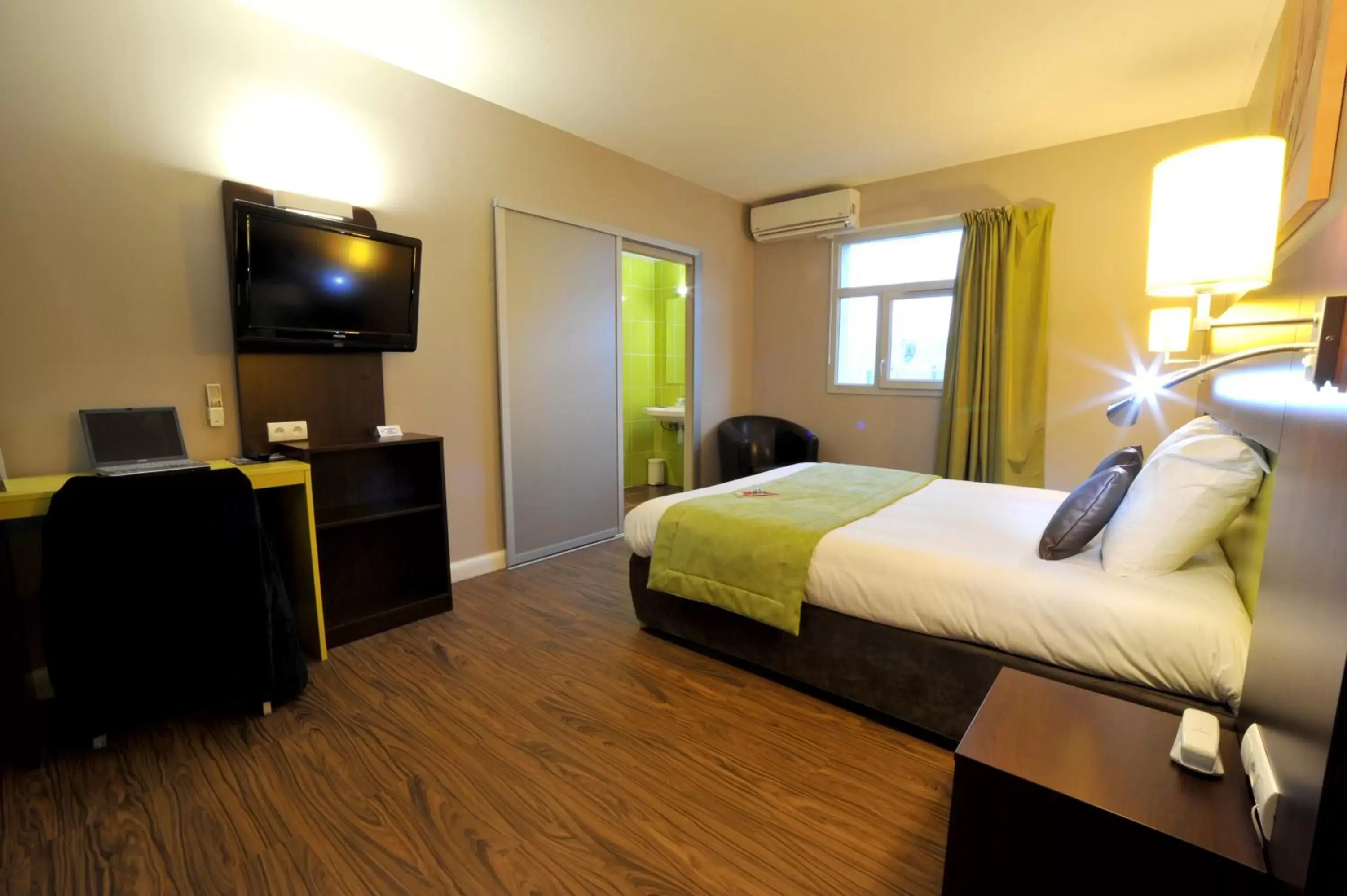 Photo of the whole room in The Originals City, Hotel Novella Premium, Nantes Est