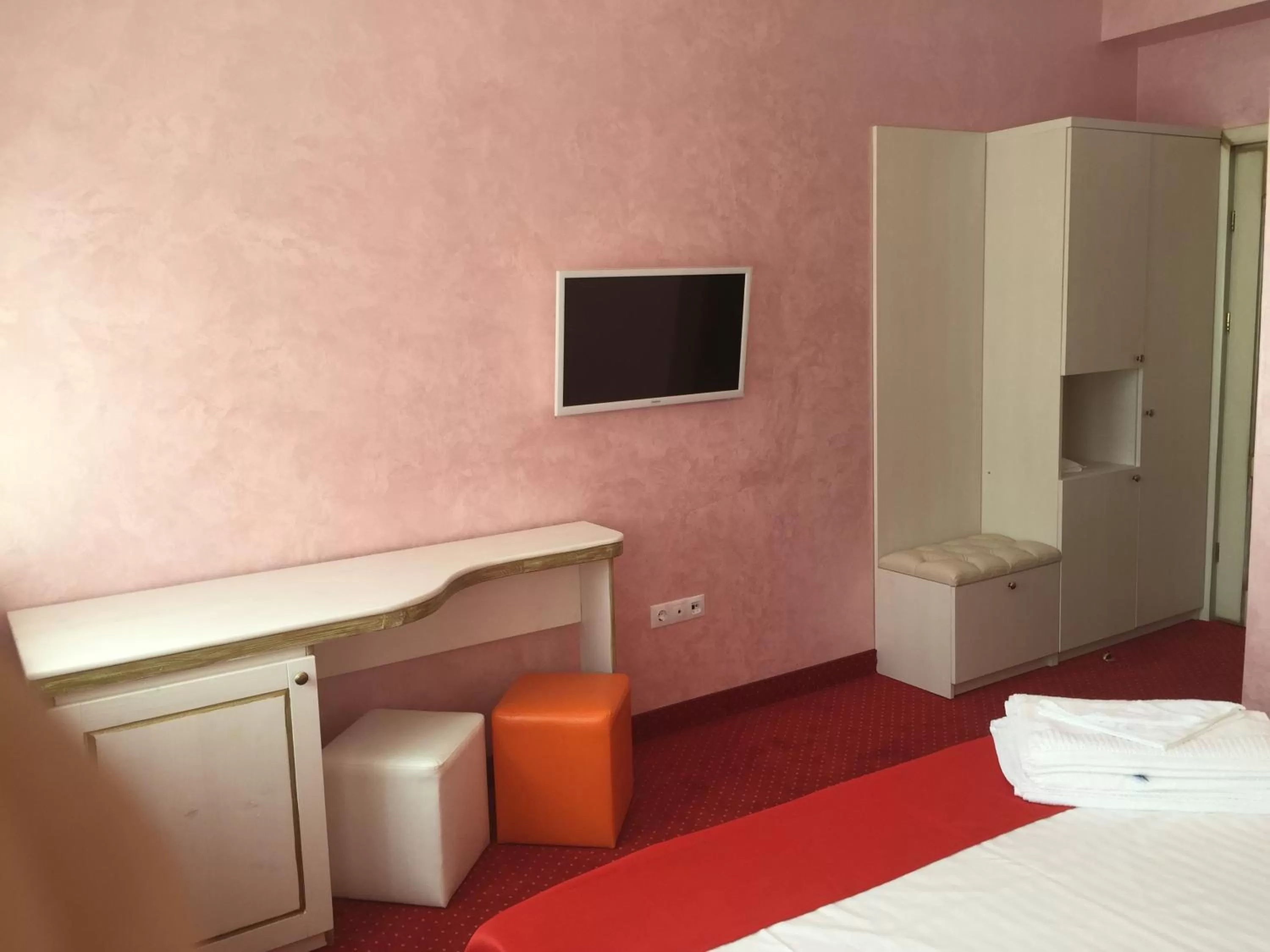 Photo of the whole room in Hamlet Hotel