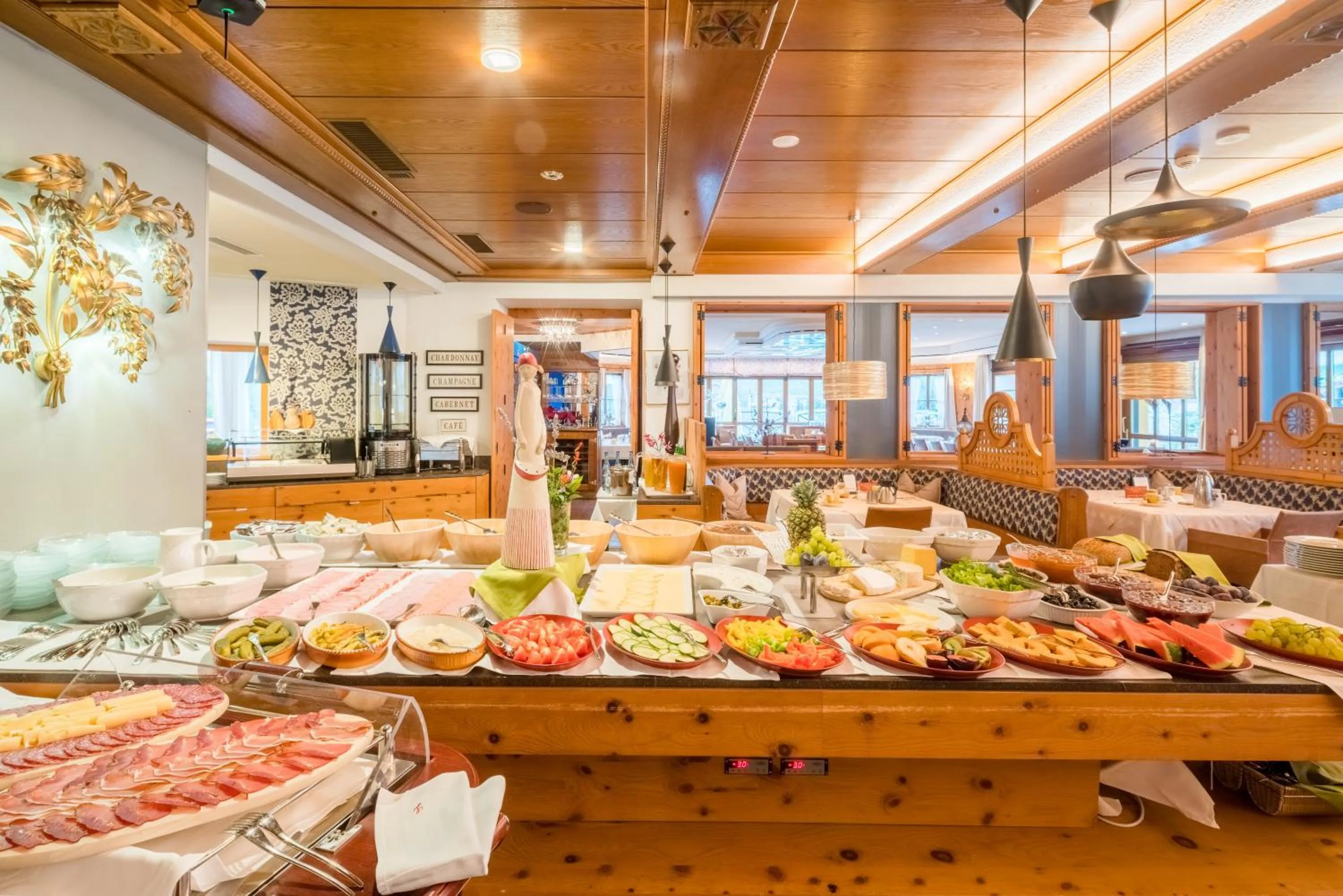 Buffet breakfast in Hotel Vitaler Landauerhof