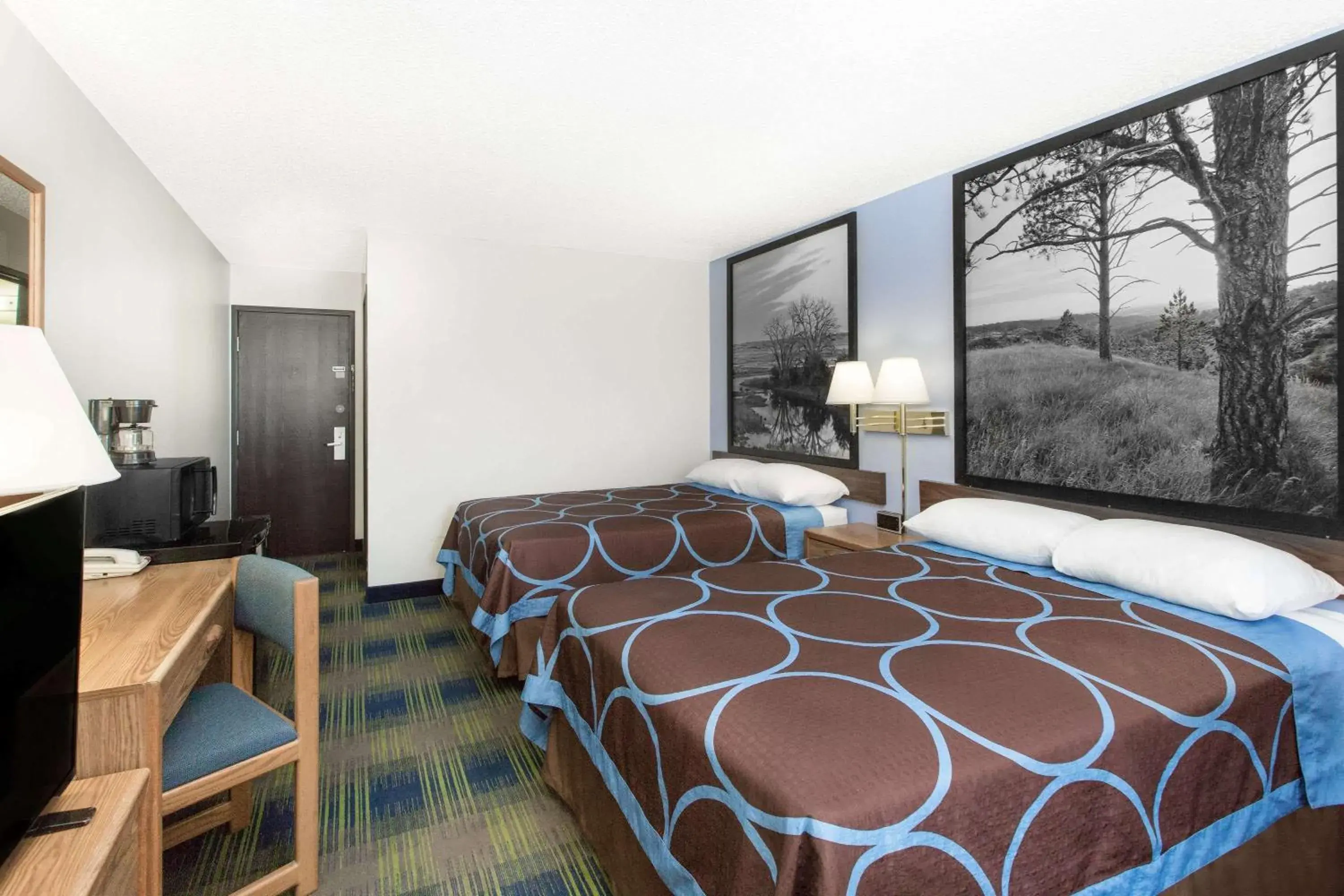 Photo of the whole room, Bed in Super 8 by Wyndham Columbus