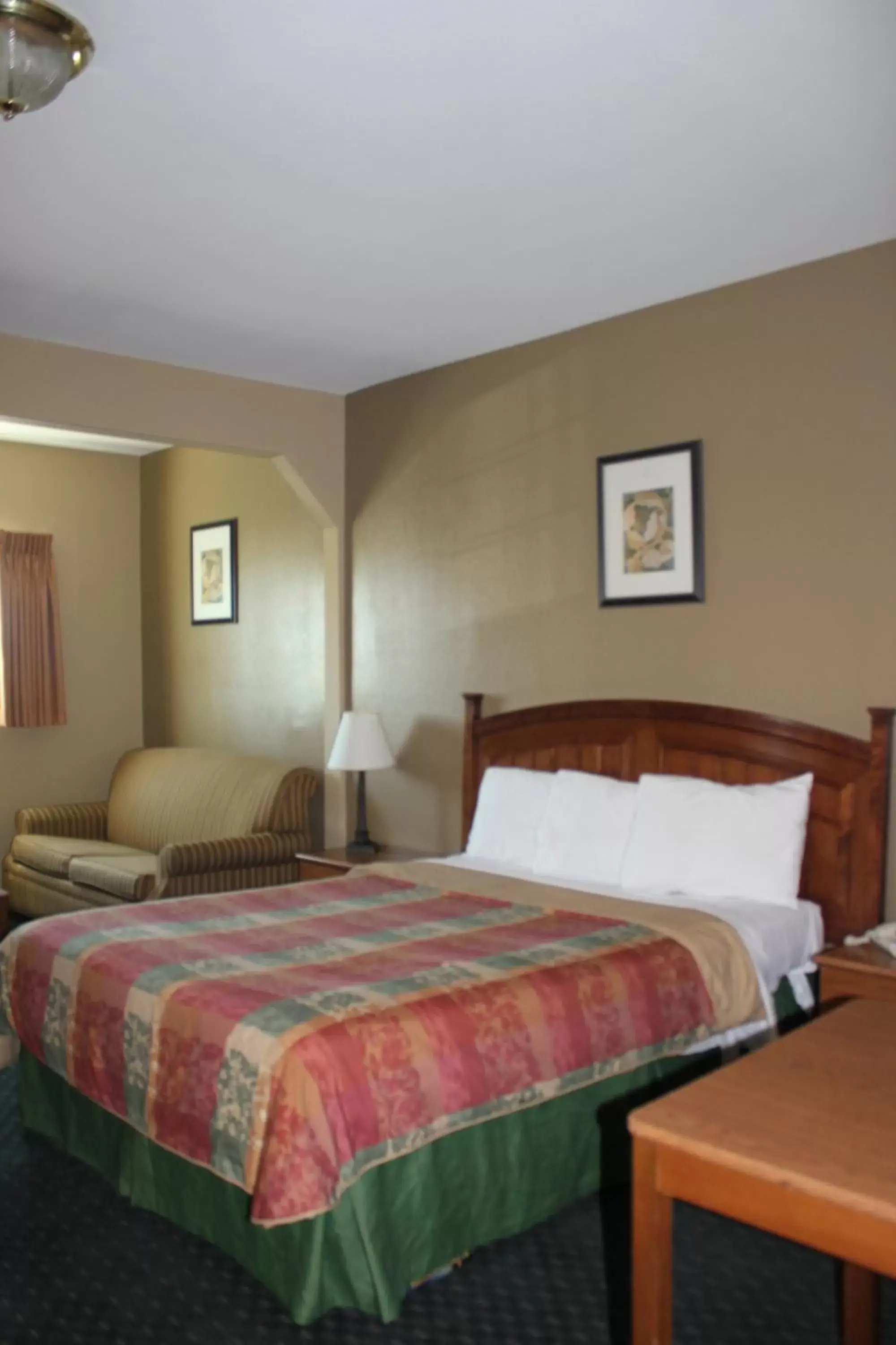 Bed in Holland Inn and Suites