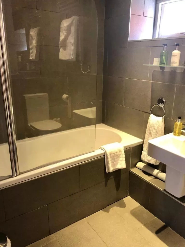 Bathroom in Castle Hotel & Apartments