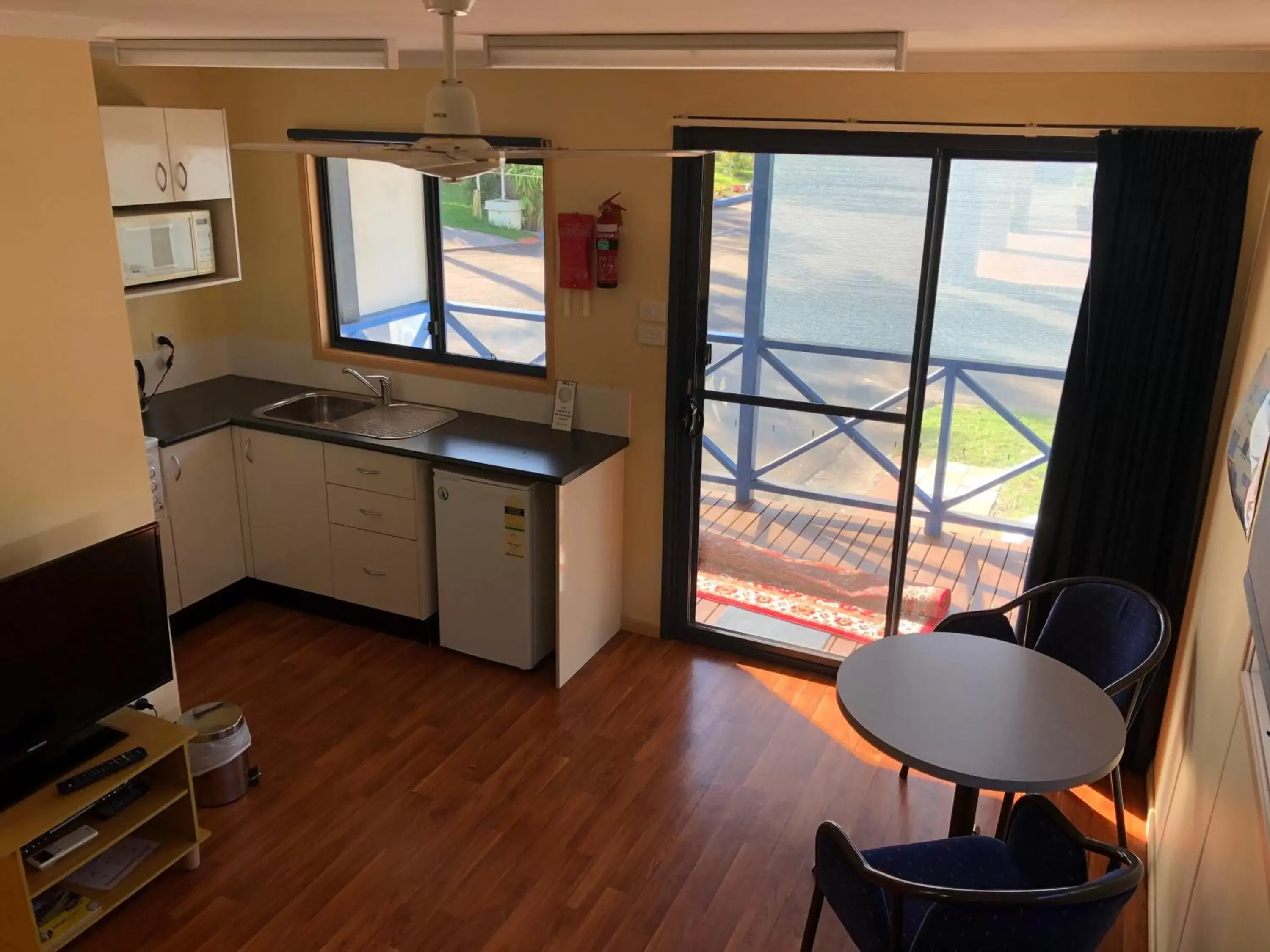 Living room, Kitchen/Kitchenette in Breeze Inn 13 Princes Highway, Ulladulla